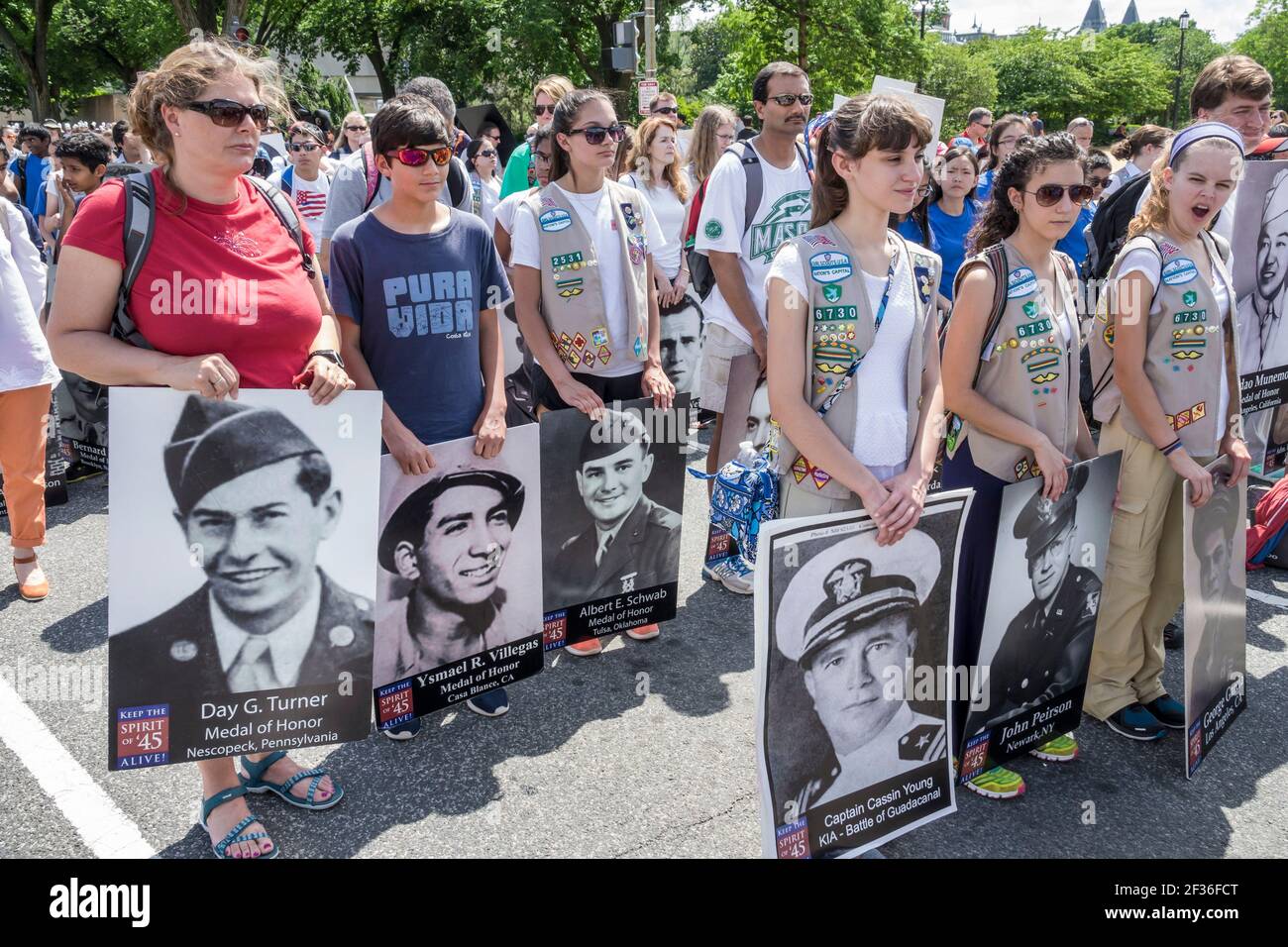 Washington DC, National Memorial Day Parade, Staging Area Volunteers girl Scouts Spirit of 45, teens Teenagers mit Fotos zu Ehren von Veteranen des Zweiten Weltkriegs, Stockfoto