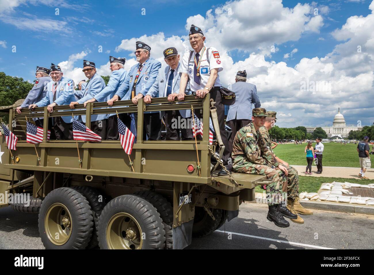 Washington DC, National Memorial Day Parade, Korean war Veterans Senior Men US Capitol Building, Military Truck, Stockfoto