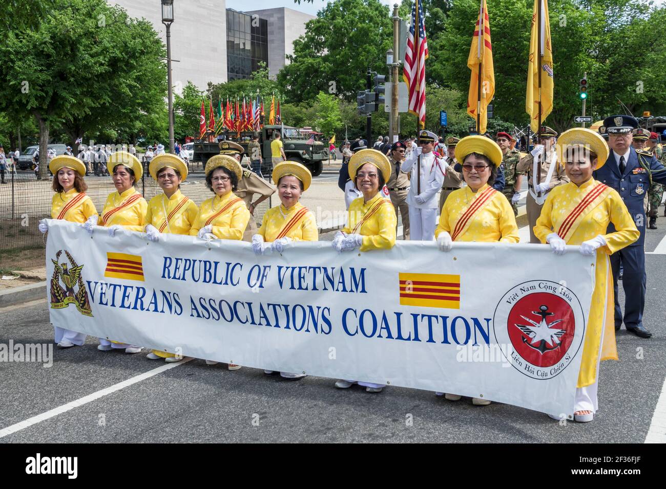 Washington DC, Parade zum Nationalen Gedenktag, Banner der Koalition der Vietnam Veterans Associations, asiatische Frauen in traditioneller Kleidung, Stockfoto