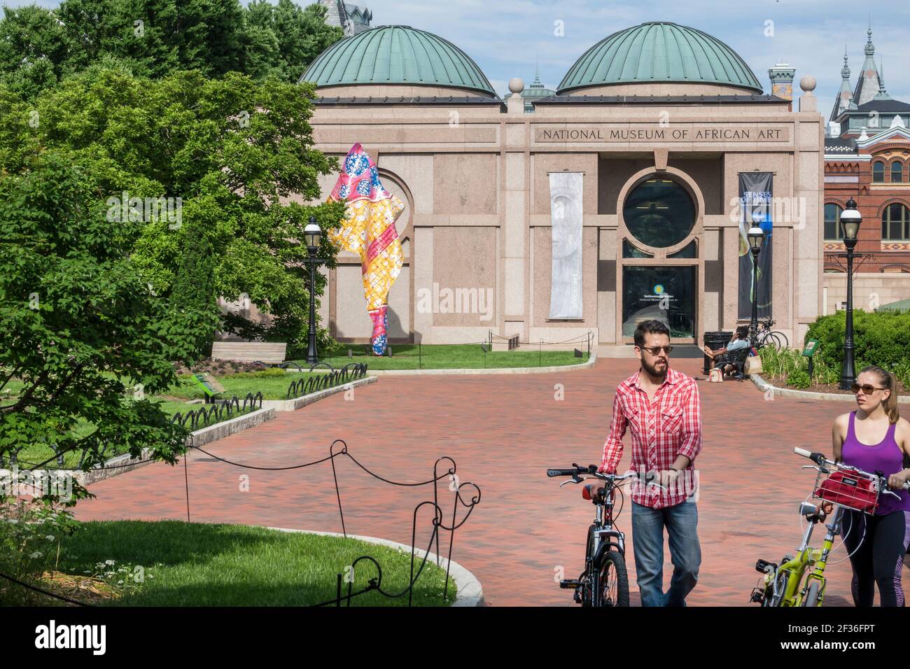 Washington DC, National Mall, National Museum of African Art, Skulptur am Eingang, Yinka Shonibare Windskulptur VII Mann Frau weibliches Paar Fahrrad Stockfoto