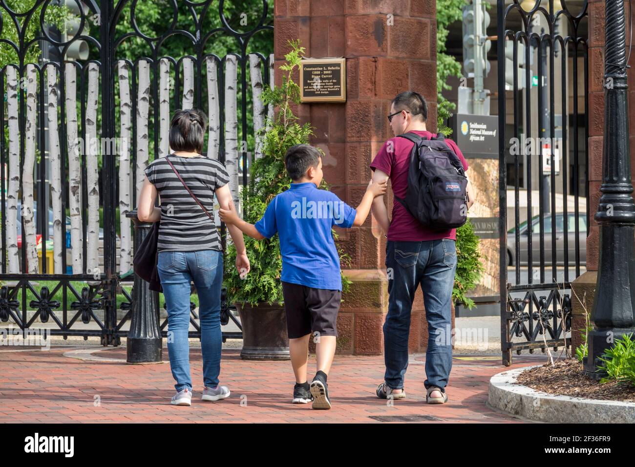 Washington DC, National Mall, Enid A. Haupt Garden Gate asiatische Familie, Mutter Vater Sohn Eintritt, Stockfoto