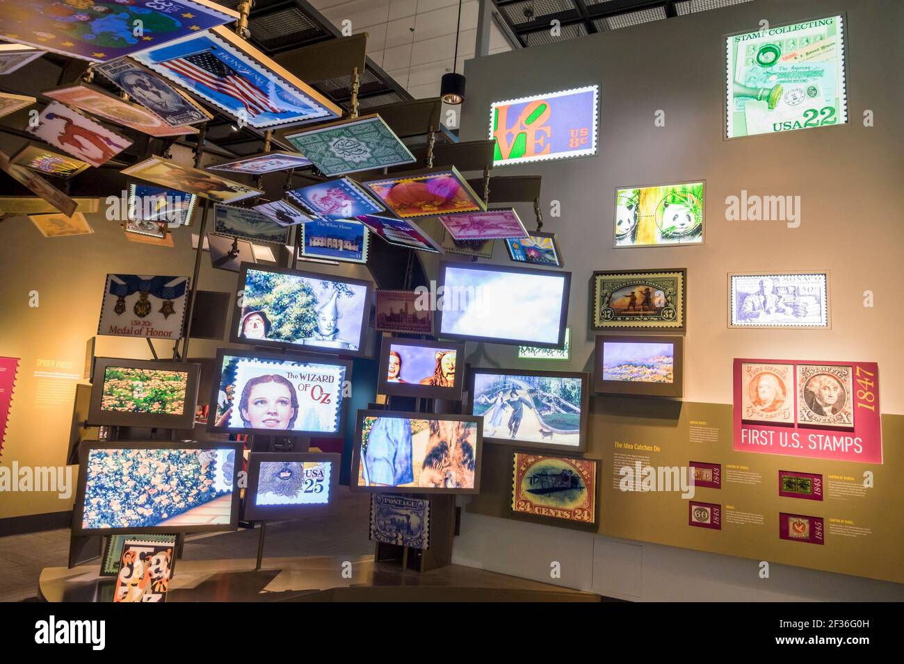 Washington DC, National Postal Museum, Briefmarken rund um den Globus zeigen interaktives Display innen, Stockfoto