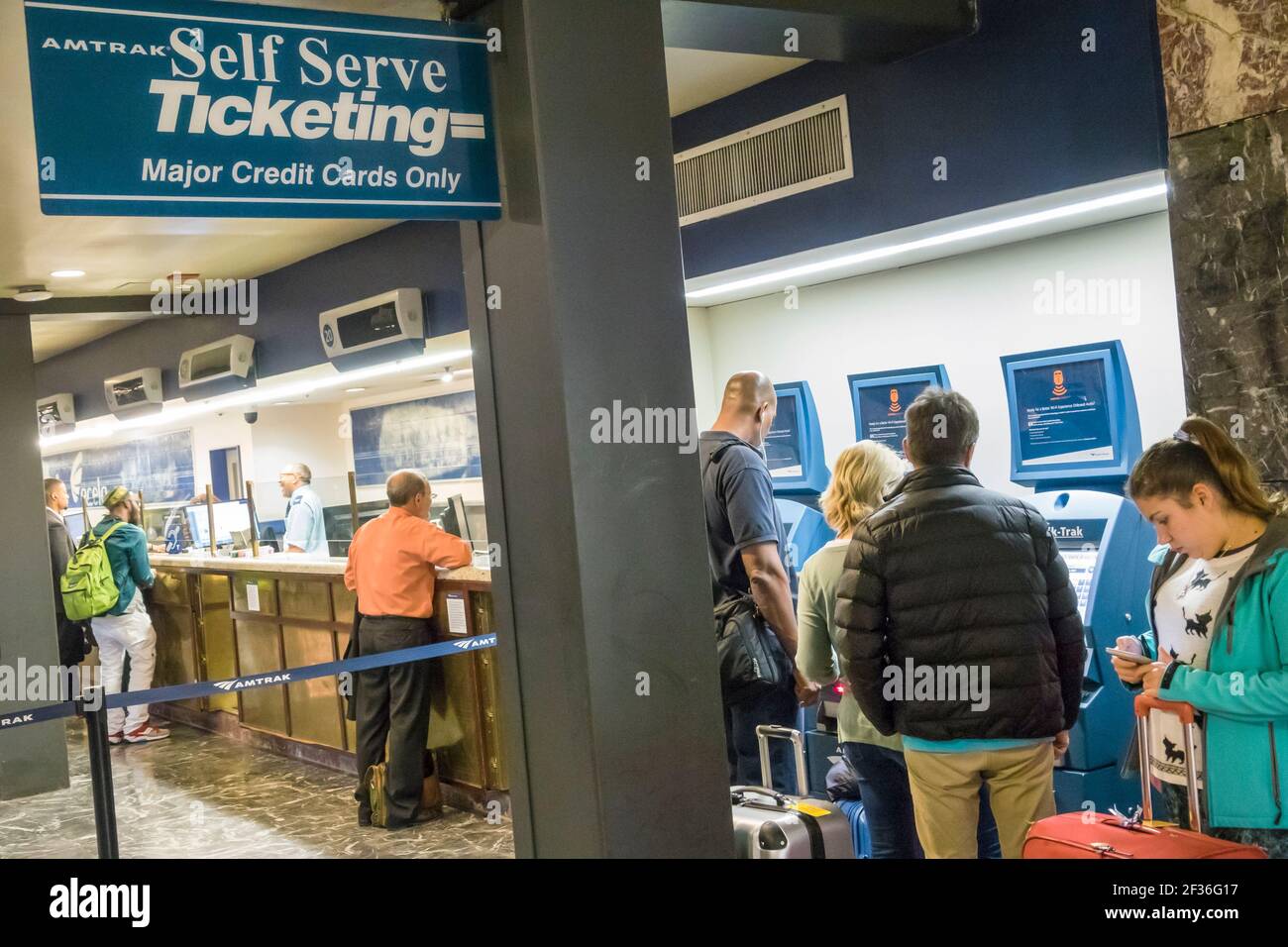 Washington DC, Union Station, Bahnhof Terminal Amtrak Self-Service Ticketing, nur Kreditkarte Maschine Linie Schlange Passagiere kaufen Ticket i Stockfoto