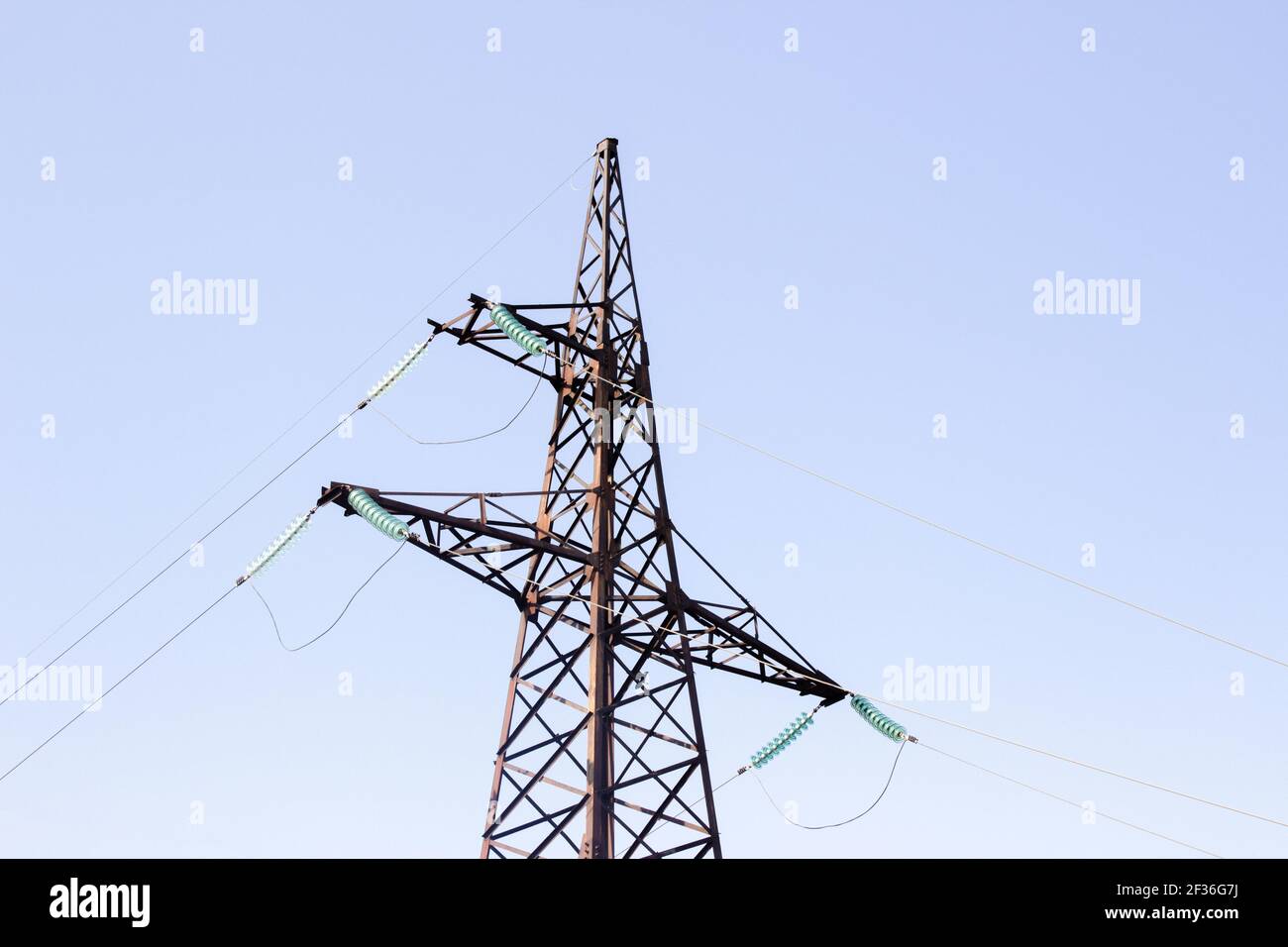 Elektrische Umspannwerk.Elektrische Leitungen auf blauem Himmel Hintergrund. Elektroindustrie Stockfoto
