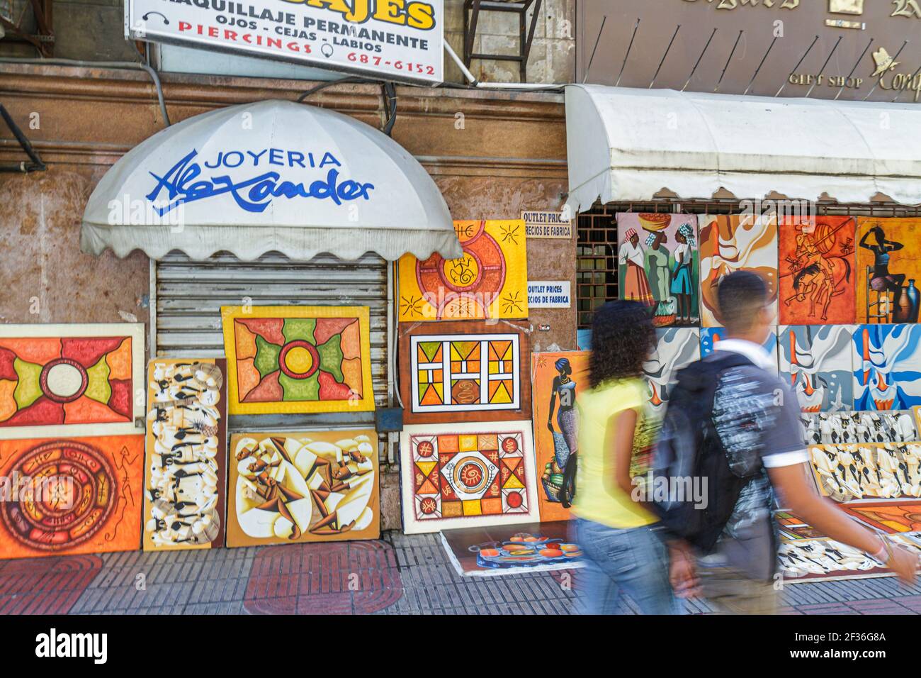 Santo Domingo Dominikanische Republik, Ciudad Colonia Zona Colonial, hispanische Calle el Conde Peatonal Fußgängerzone, Verkäufer Kunst Gemälde zeigen Verkauf Shop Stockfoto