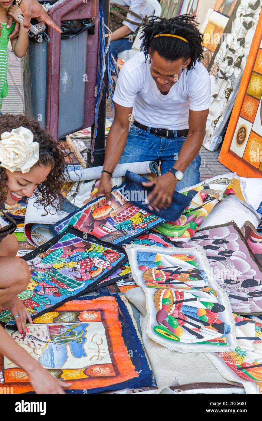 Santo Domingo Dominikanische Republik, Ciudad Colonia Zona Colonial, hispanische Calle el Conde Peatonal Fußgängerzone, Verkäufer Kunst Gemälde zeigen Verkauf Shop Stockfoto