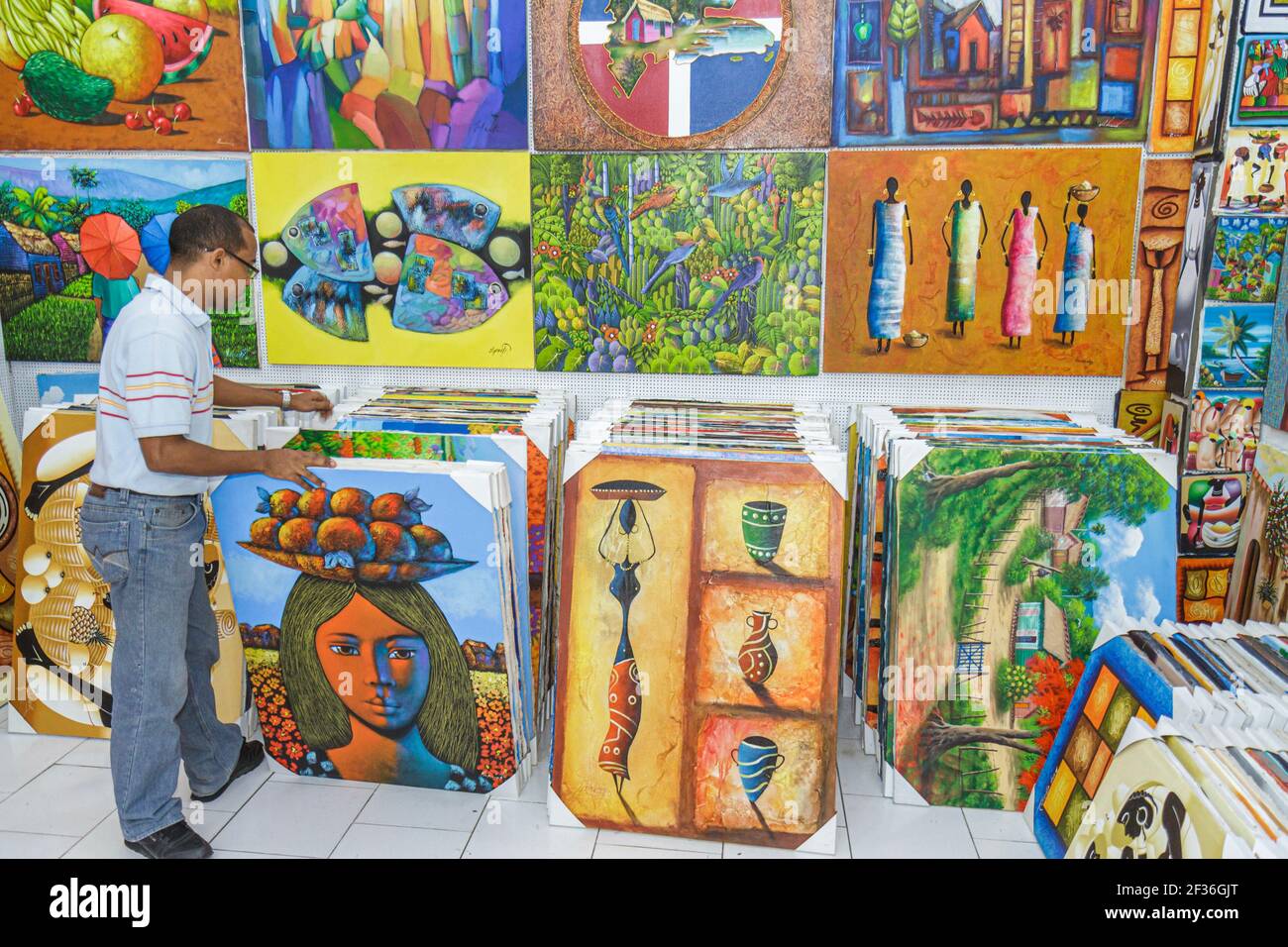 Santo Domingo Dominikanische Republik,Ciudad Colonia Zona Colonial,Mercado Modela Markt Hispanic Shopping Folk Art Gemälde,Mann Galerie Manager, Stockfoto