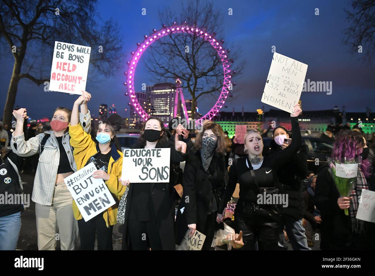 Demonstranten während eines Protestes vor New Scotland Yard im Zentrum von London zum Gedenken an Sarah Everard, die am 3. März bei einem Heimweg aus der Wohnung eines Freundes vermisst wurde. Bilddatum: Montag, 15. März 2021. Stockfoto