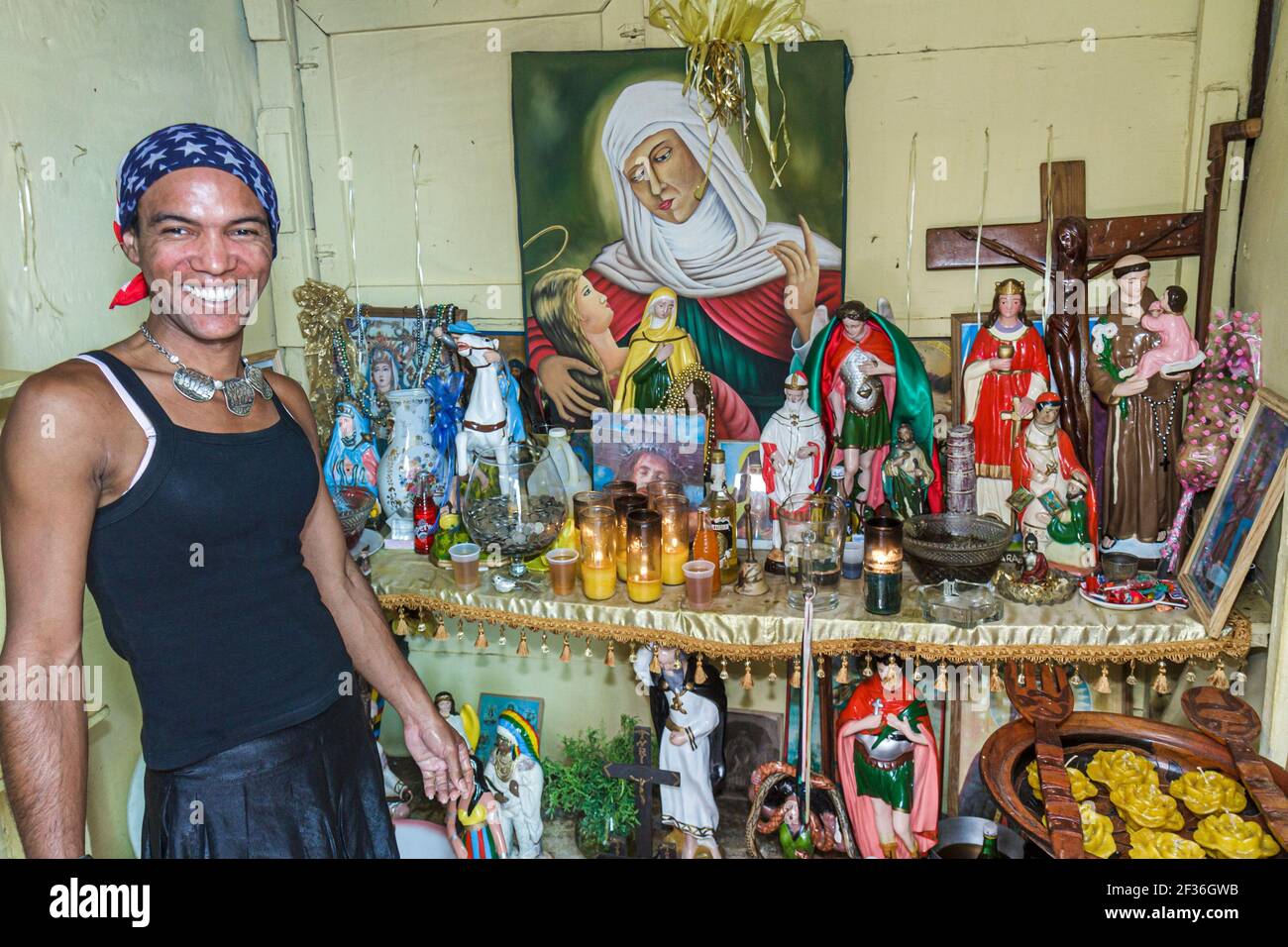 Santo Domingo Dominikanische Republik,Ciudad Colonia Zona Colonial,Mercado Modela Market Hispanic man Transvestit,Altar Santeria Afro Karibik Religion s Stockfoto