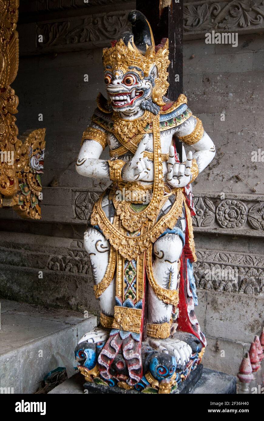 Skulptur im Tempel der heiligen Quelle, hauptsächlich weiß und Gold gemalt. Stockfoto