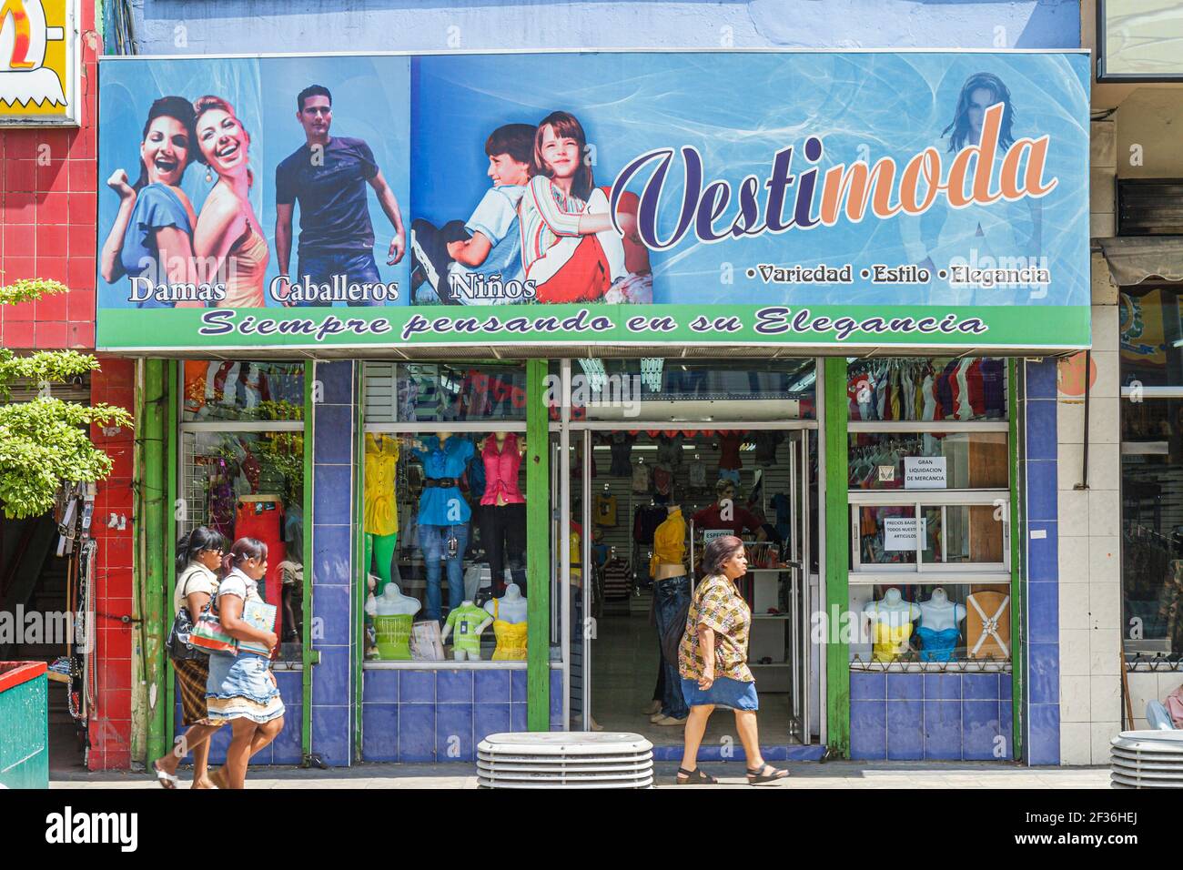 Santo Domingo Dominikanische Republik, Avenida Duarte Bekleidungsviertel, Bekleidungsmode Bekleidungsgeschäft Geschäft vor dem Eingang, Einkaufsmöglichkeiten in spanischer Sprache Hisp Stockfoto