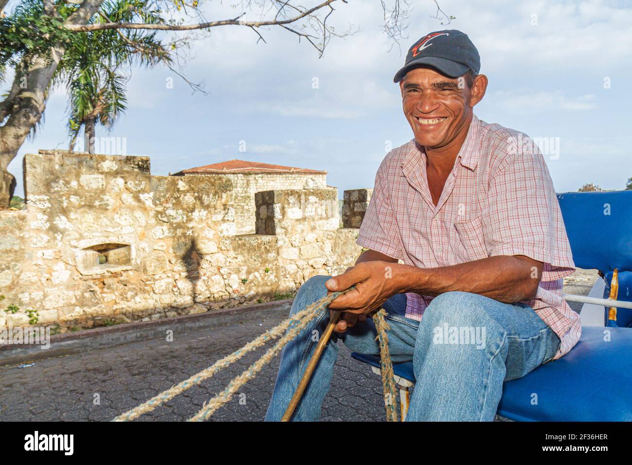Santo Domingo Dominikanische Republik, Ciudad Colonial Fortaleza Ozama Festung, erbaut 1502 Schwarzer hispanischer Kutschenfahrer hält die Zügel lächelnd, Stockfoto