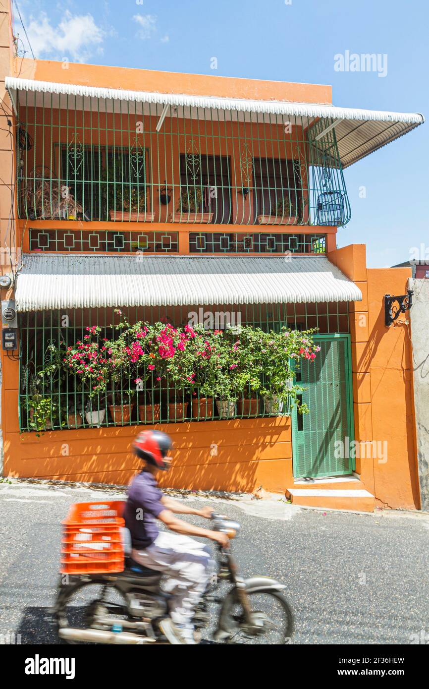 Santo Domingo Dominikanische Republik, Ciudad Colonial Calle Duarte, Wohnviertel Haus Residenz Hispanic Schwarzer Mann auf dem Motorrad, Bouga Stockfoto