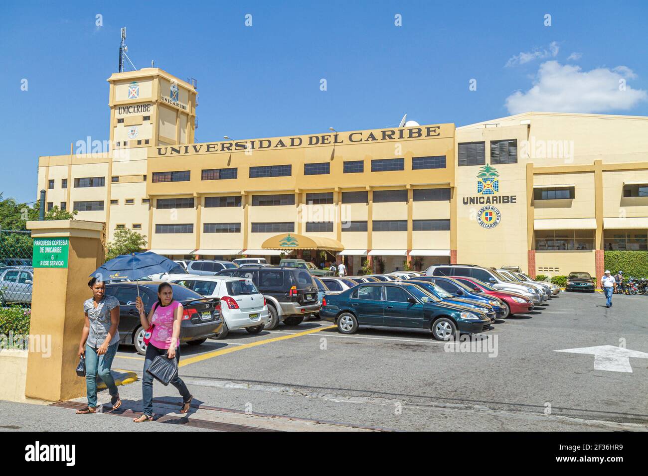 Santo Domingo Dominikanische Republik, Malecon Universidad del Caribe University College, Parkplatz auf dem Schulcampus, Autos, schwarze hispanische Studenten, Stockfoto