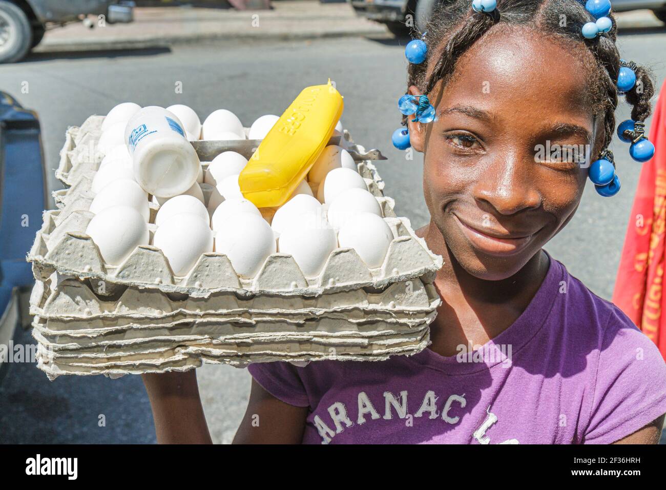 Santo Domingo Dominikanische Republik, Bajos de Haina Schwarze hispanische Haitianerin, Mädchen mit Eiern, Straßenhändler, der Lebensmittel verkauft, Kinderarbeit, Stockfoto