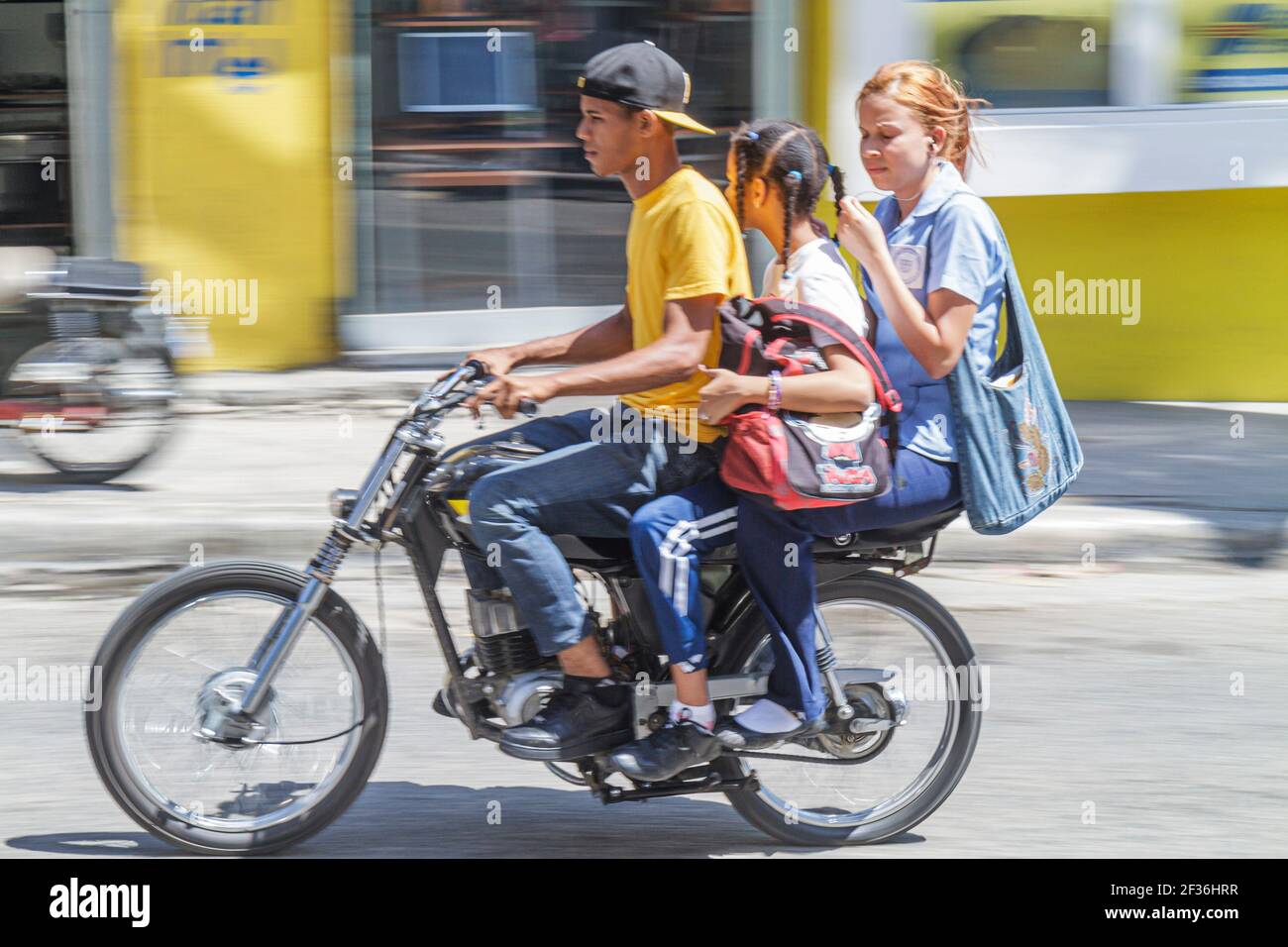 Santo Domingo Dominikanische Republik, Bajos de Haina Motorrad Taxi motoconcho selbständig, Hispanic Black man Riders Mutter Tochter keine Helme unsicher Stockfoto