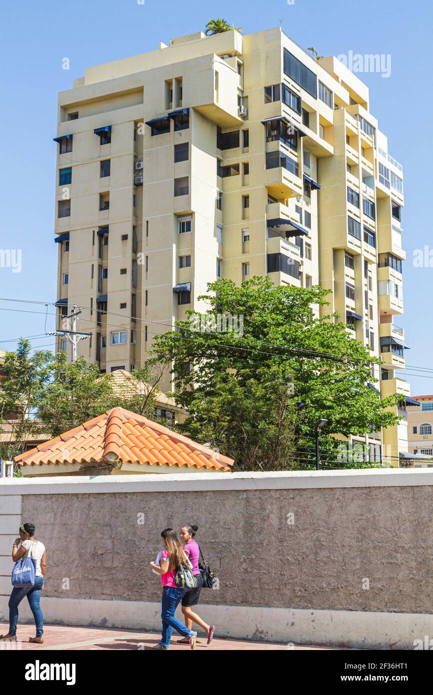 Santo Domingo Dominikanische Republik, Malecon Hochhaus Turm, Eigentumswohnung Wohnwohnungen Wohnungen Studenten nach der Schule nach Hause gehen, Stockfoto