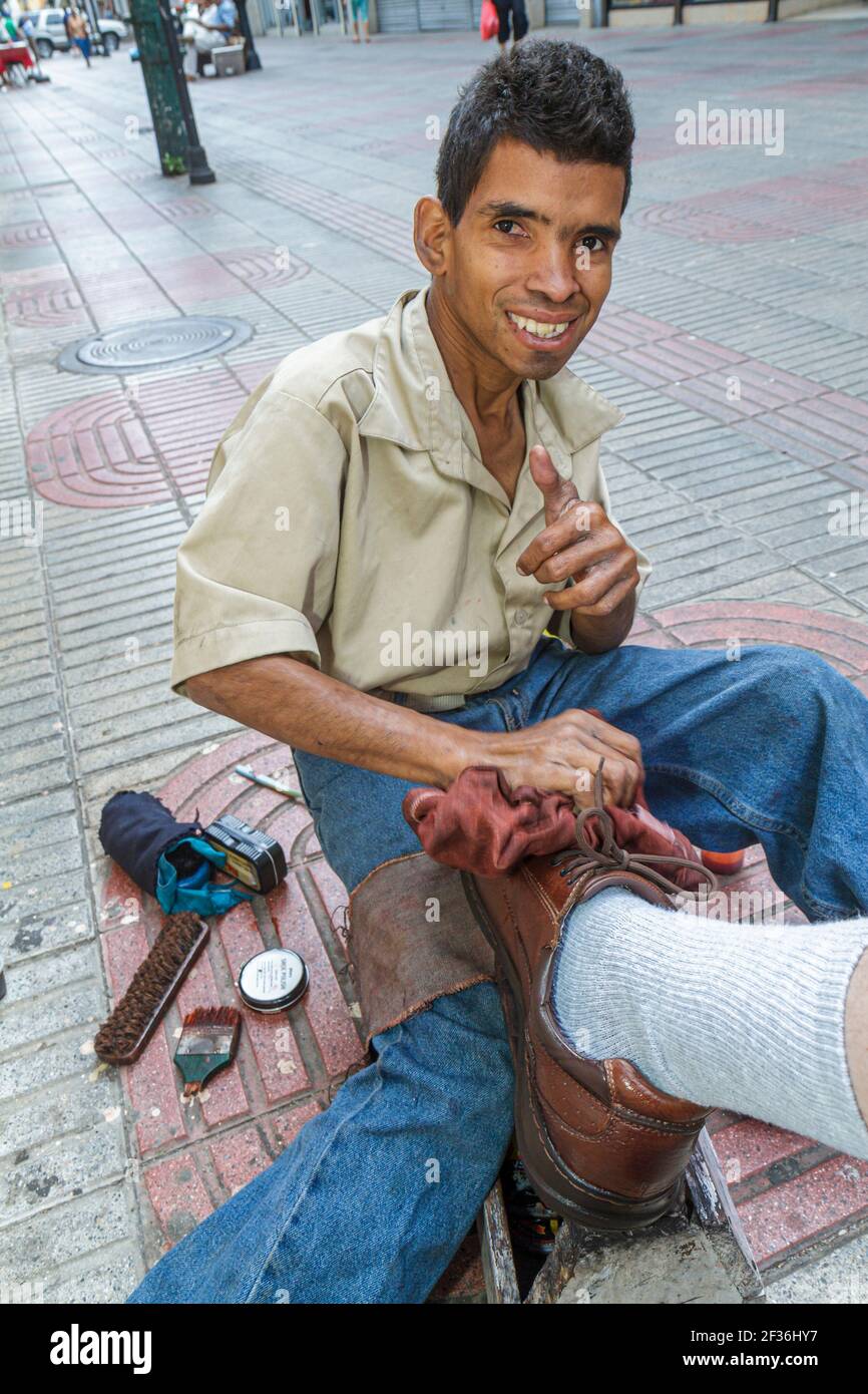 Santo Domingo Dominikanische Republik, Ciudad Colonia Zona Colonial, Calle el Conde Peatonal Fußgängerzone, hispanische Mann Straße schuhputzer junge Boot polisher Stockfoto