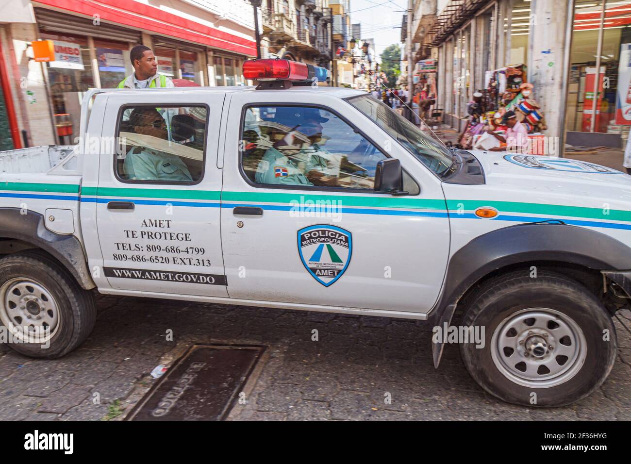 Santo Domingo Dominikanische Republik, Ciudad Colonia Zona Colonial, Calle el Conde Peatonal AMET Metropolitan Police Vehicle, hispanische Männer männliche Offiziere, Stockfoto