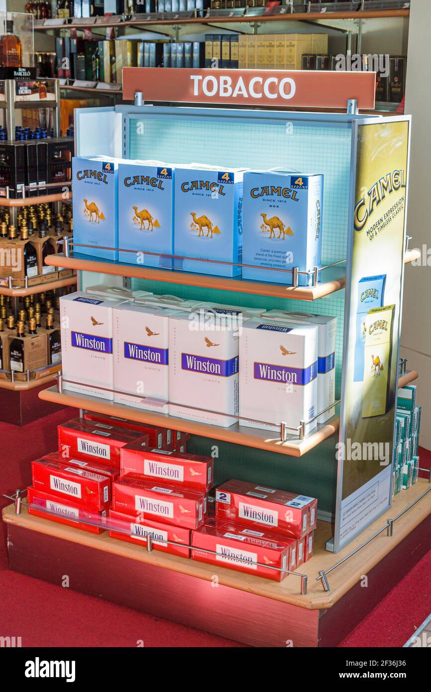 Santo Domingo Dominikanische Republik, Las Américas International Airport SDQ, Duty free Tabak Zigaretten Shopping Display Verkauf Marken Camel Winston, Stockfoto