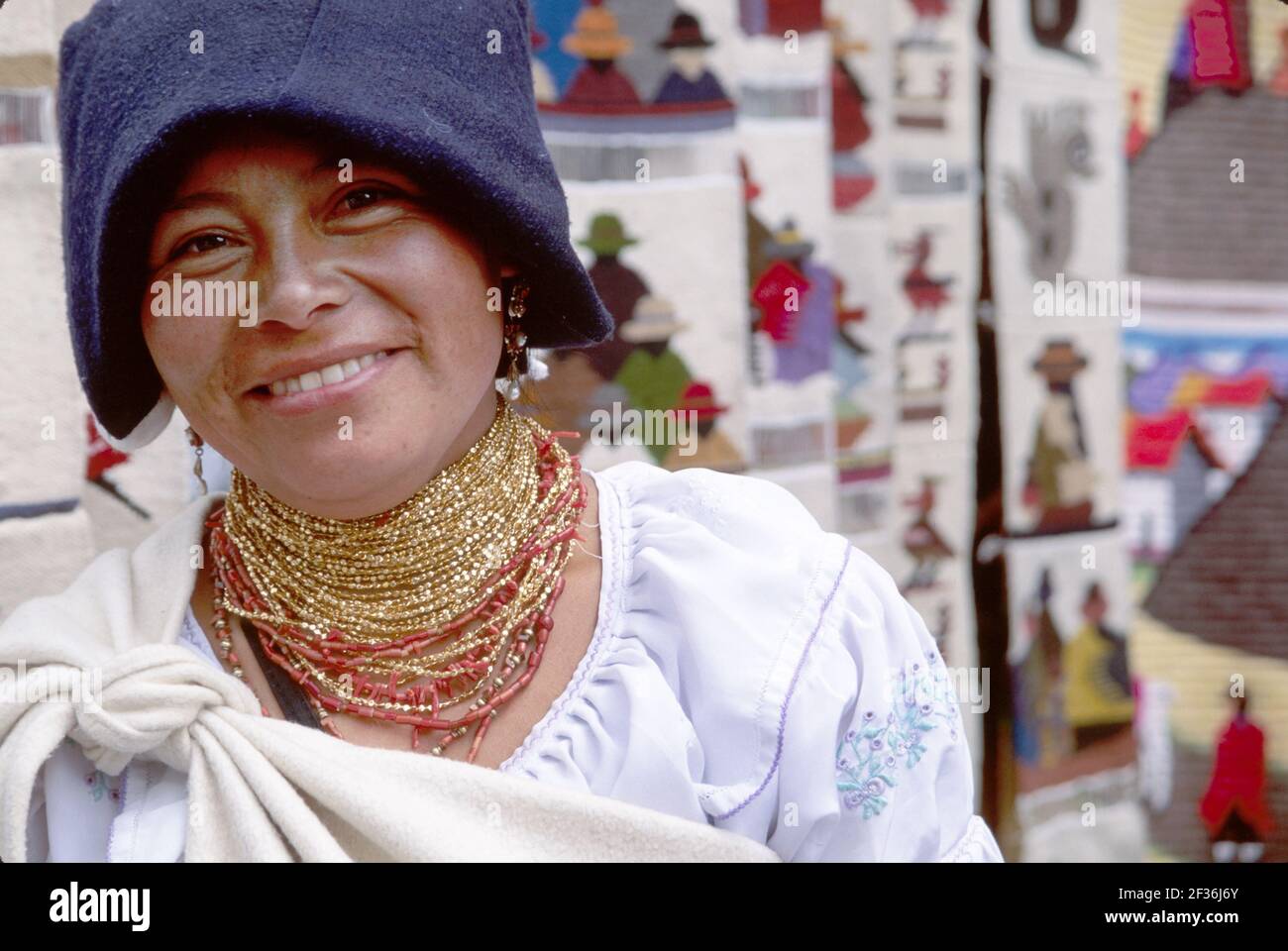 Ecuador Ecuadorianischer Südamerika amerikanischer Otavalo Markt, indigene Frauen Verkäufer Stockfoto Ecuador Ecuadorianischer Südamerika amerikanischer Otavalo Markt, indigene Frauen Verkäufer Stockfoto