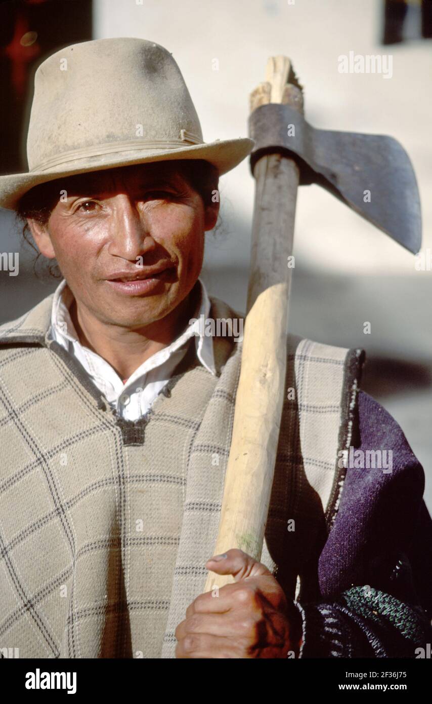 Ecuador Ecuadorianischer Südamerika amerikanischer Otavalo Cotacachi Indigener Mann, Bewohner mit Axt, Stockfoto