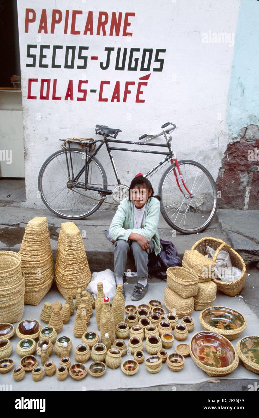 Ecuador Otavalo Saquisili Markt, Cotopaxi Chibuleos Indigene Frau weibliche Straße Verkäufer Körbe Keramik Stockfoto