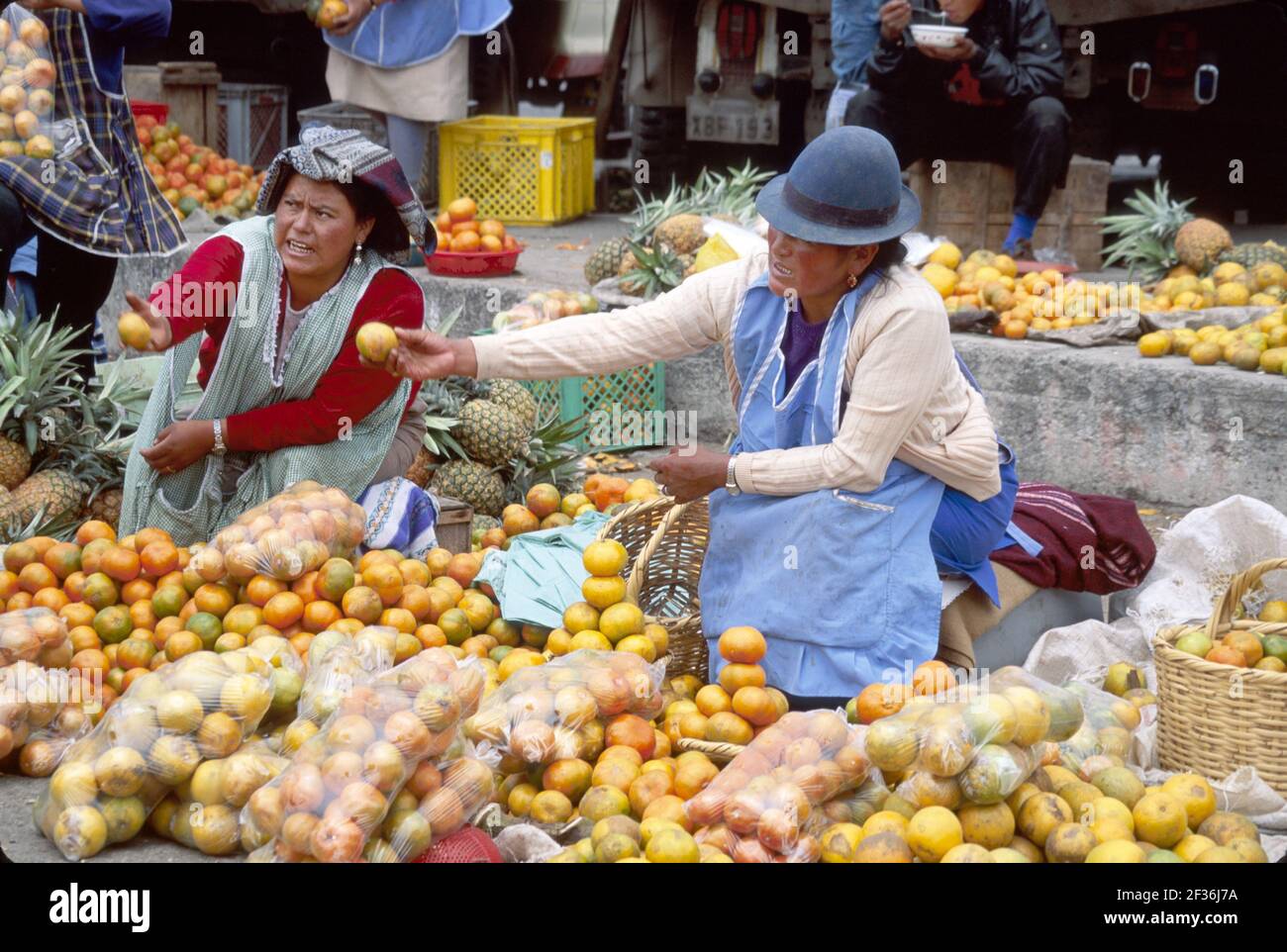 Ecuador Ecuadorianischer Südamerika amerikanischer Otavalo Saquisili Markt, Cotopaxi Chibuleos Händler indigener Frauen, die Obst, Stockfoto