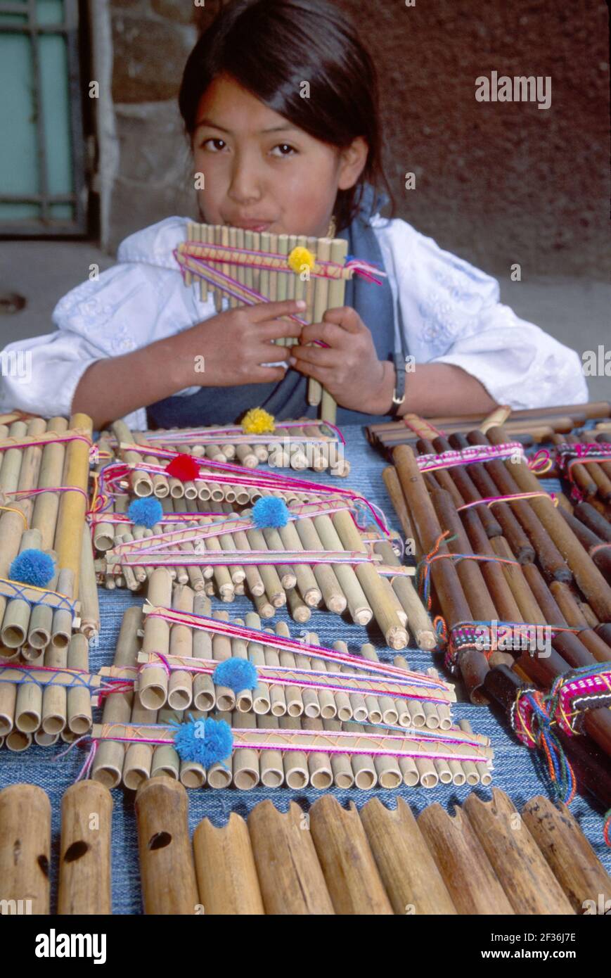 Ecuador Ecuadorianischen Südamerika American Otavalo Market Marketplace, indigenes Mädchen spielen Rondadore Musikinstrument Display Verkauf Souvenir, Stockfoto