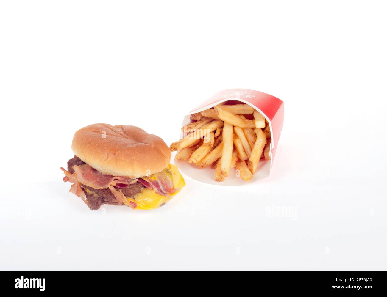 Wendy's Bacon Double Stack Cheeseburger in a Bun bestehend aus 2 Patties, Bacon & Cheese mit Pommes aka Chips Stockfoto