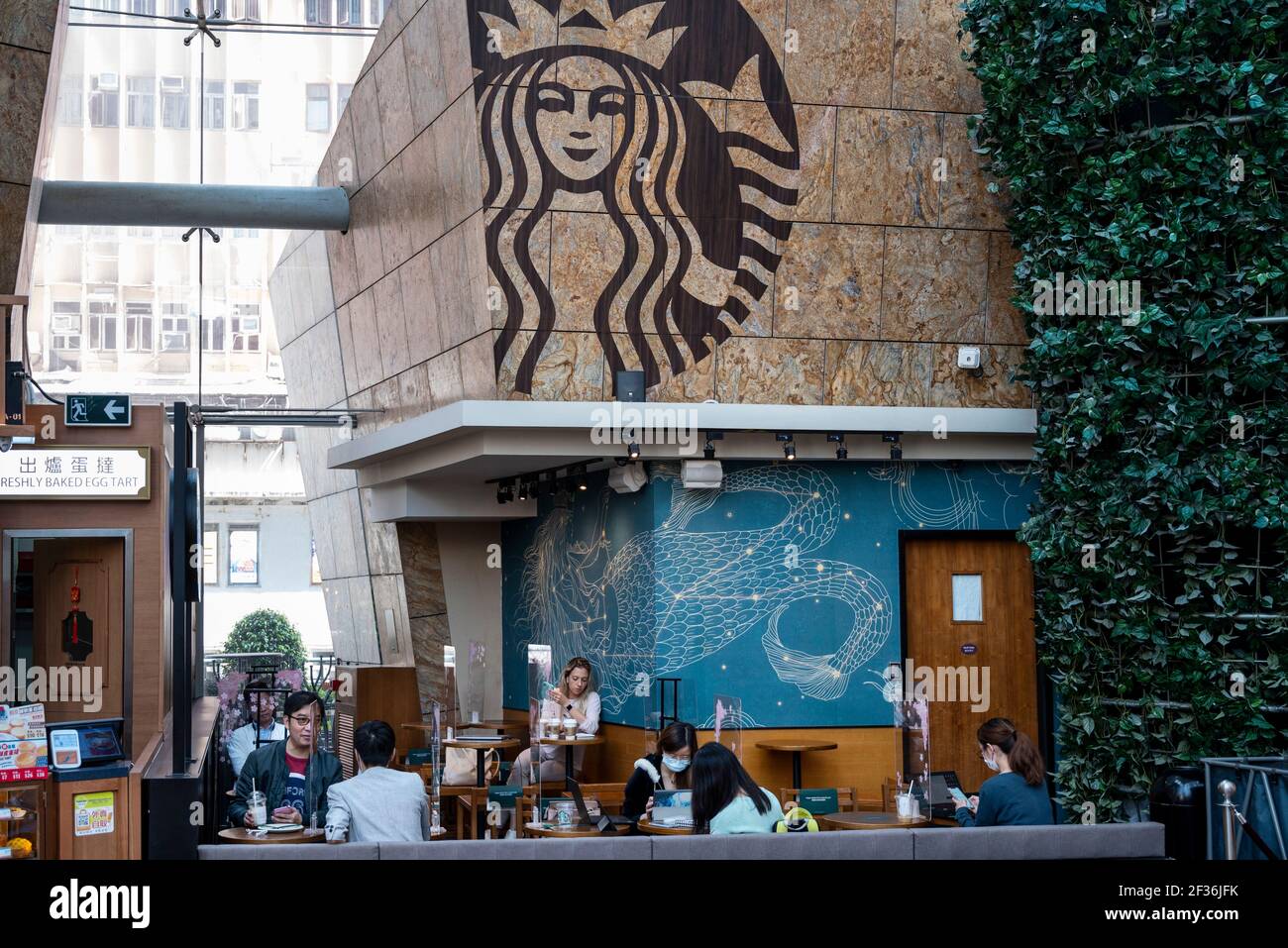 Gäste werden in der amerikanischen multinationalen Kette Starbucks Coffee Store in Hongkong gesehen. Stockfoto