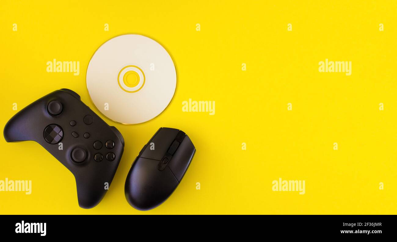 Gamer flach Lay. Gaming-Zubehör auf gelbem Hintergrund mit Copy Space.Gamer Gadgets. Stockfoto