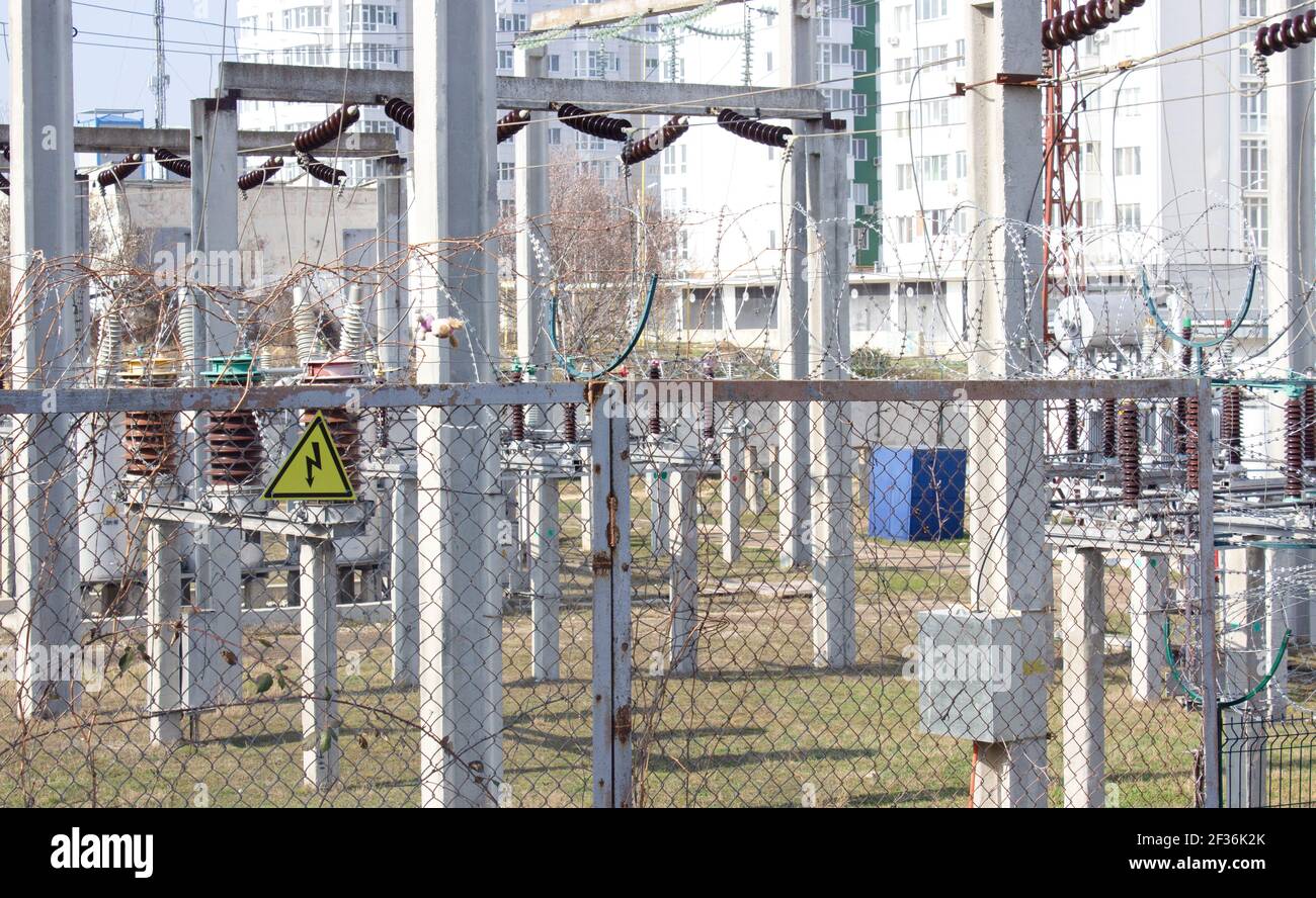 Elektrische Umspannwerk.Elektrische Leitungen auf blauem Himmel Hintergrund. Elektroindustrie Stockfoto