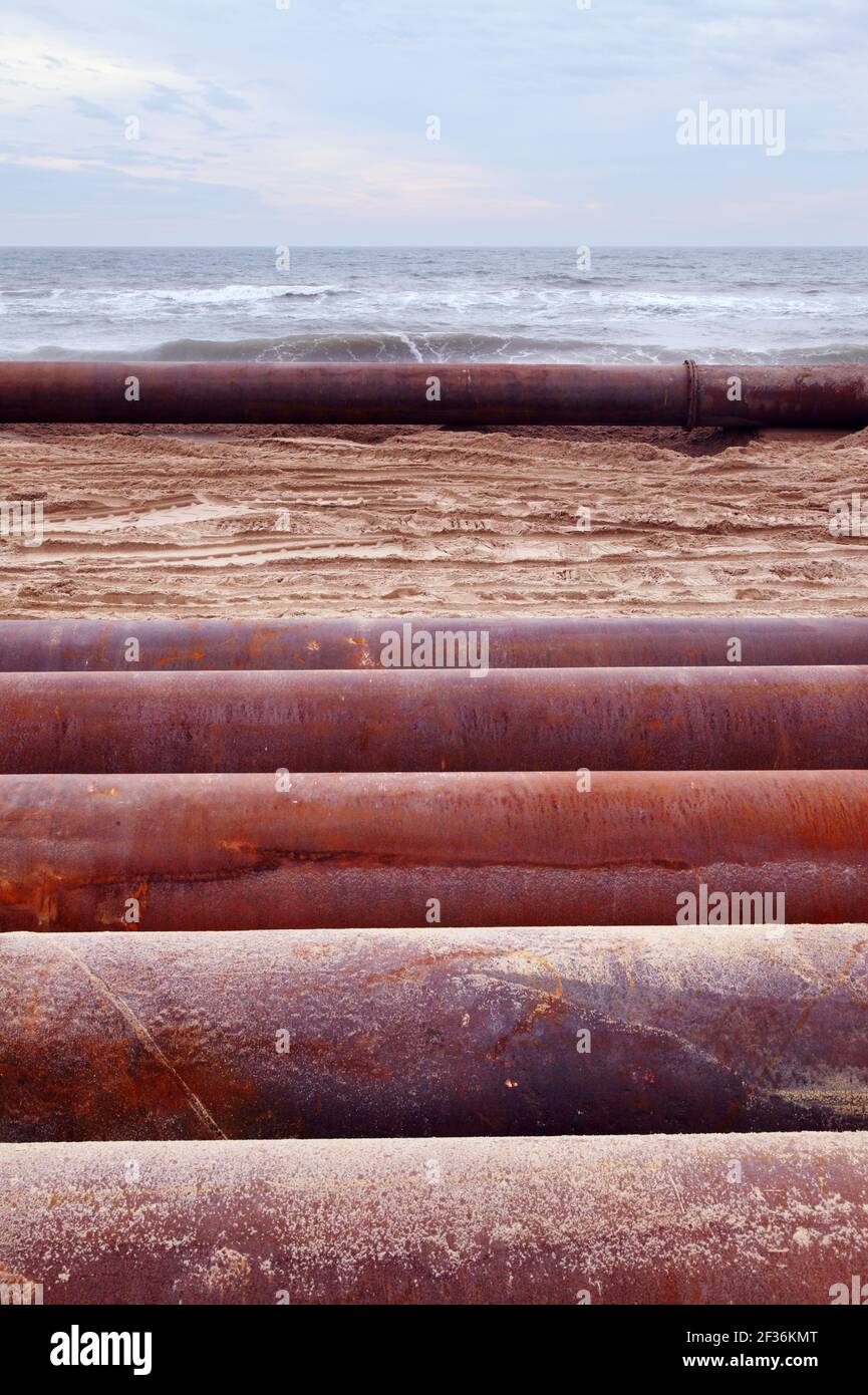 Große Metallrohre oder Pipeline am Strand von Boscombe, Bournemouth. Wird verwendet, um mehr Sand auf die Strände von Offshore zu Pumpen. Stockfoto