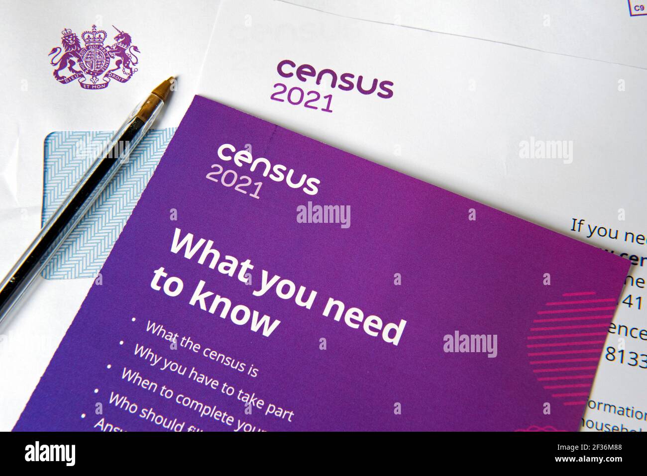 UK Census Informationsbrief und Flugblätter mit Stift verschickt Vom Amt für Nationale Statistik für die Volkszählung 2021 Eine gesetzliche Anforderung Stockfoto