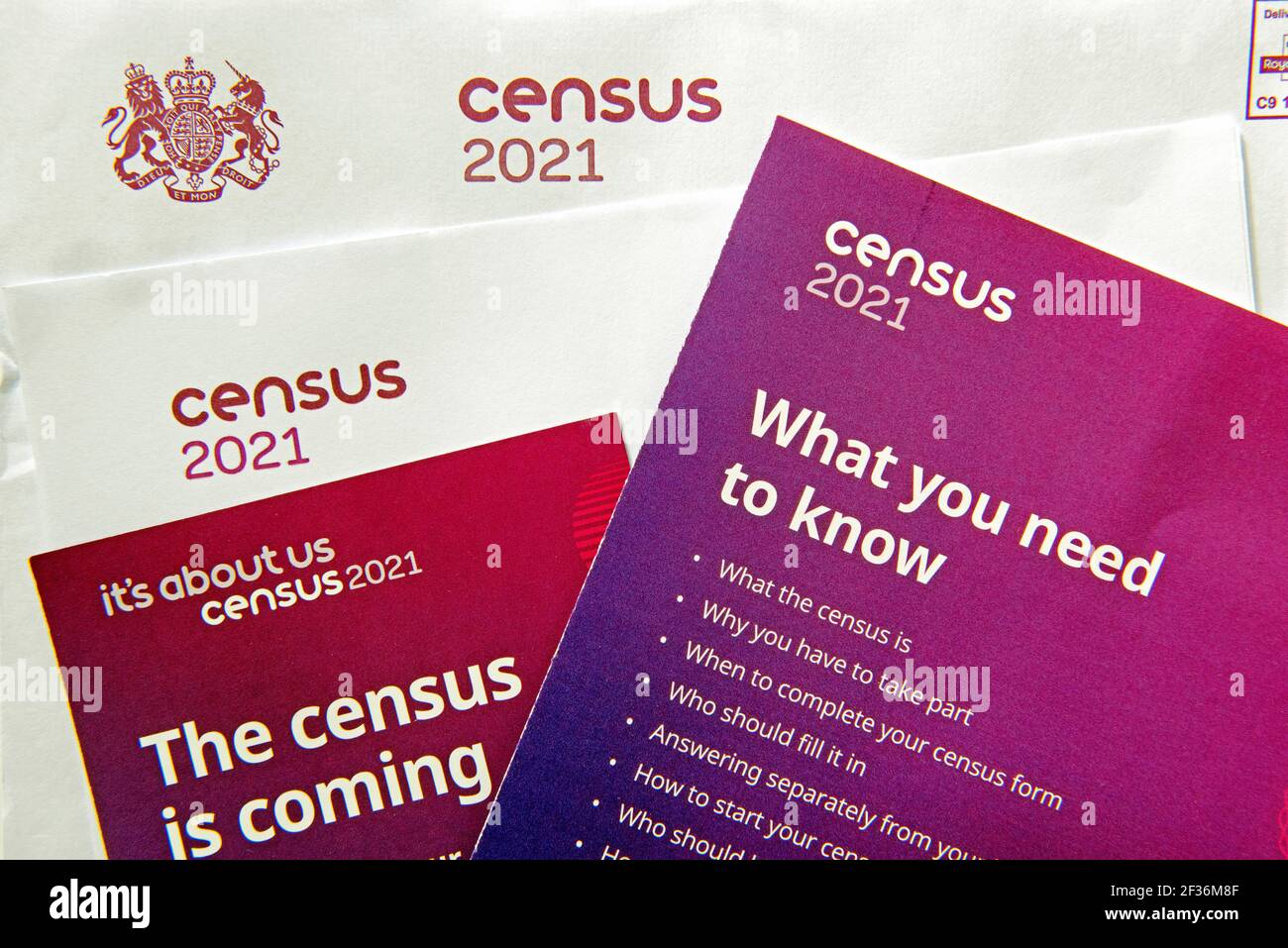 UK Census Informationsschreiben und Flugblätter von der geschickt Amt für Nationale Statistik für die Volkszählung 2021 eine rechtliche Anforderung Stockfoto