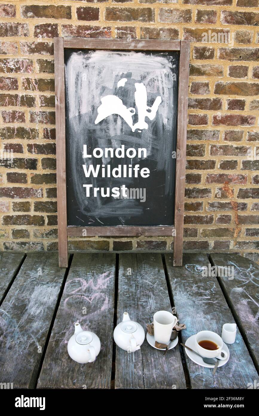London Wildlife Trust auf Tafel vor dem Coal House geschrieben Café mit Geschirr - Teekannen und Tassen vor Woodberry Feuchtgebiete Stoke Newington L Stockfoto