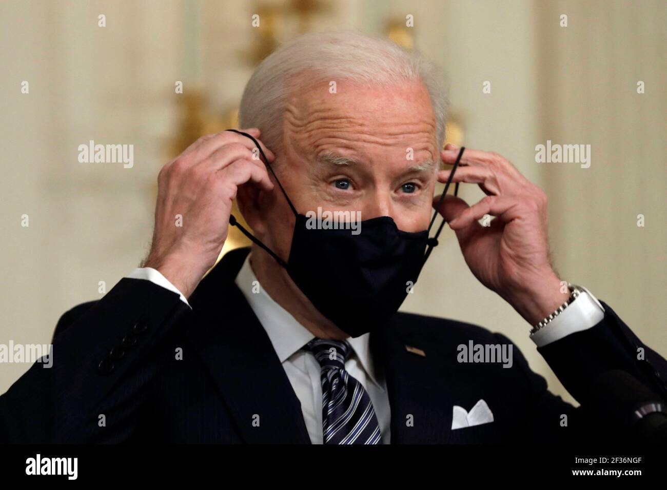 US-Präsident Joe Biden trägt eine schützende Gesichtsmaske, nachdem er am 15. März 2021 im Weißen Haus in Washington Bemerkungen zur Umsetzung des amerikanischen Rettungsplans gemacht hat. Foto von Yuri Gripas/ABACAPRESS.COM Stockfoto