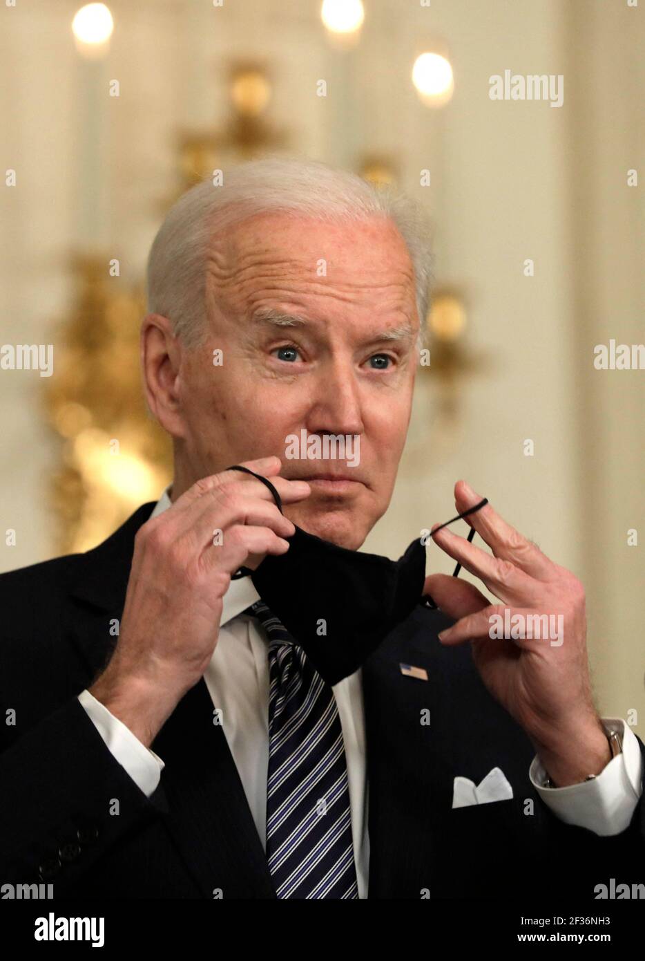 US-Präsident Joe Biden trägt eine schützende Gesichtsmaske, nachdem er am 15. März 2021 im Weißen Haus in Washington Bemerkungen zur Umsetzung des amerikanischen Rettungsplans gemacht hat. Foto von Yuri Gripas/ABACAPRESS.COM Stockfoto
