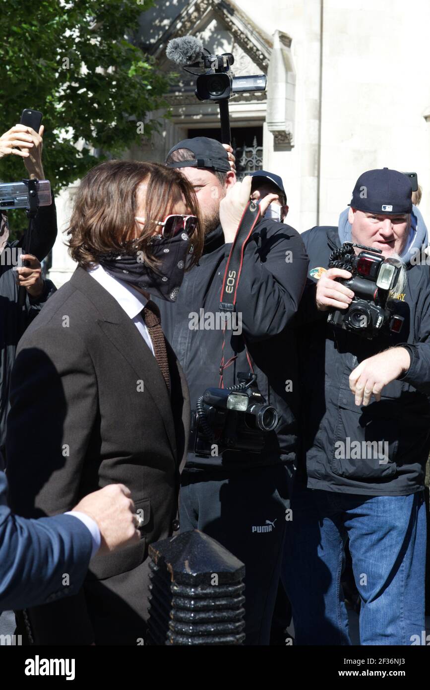 Johnny Depp kommt wegen des Verleumdungsvorfalls des Schauspielers gegen Sun wegen des Begriffs "Frau-Schläger" London 2020 vor Gericht Stockfoto