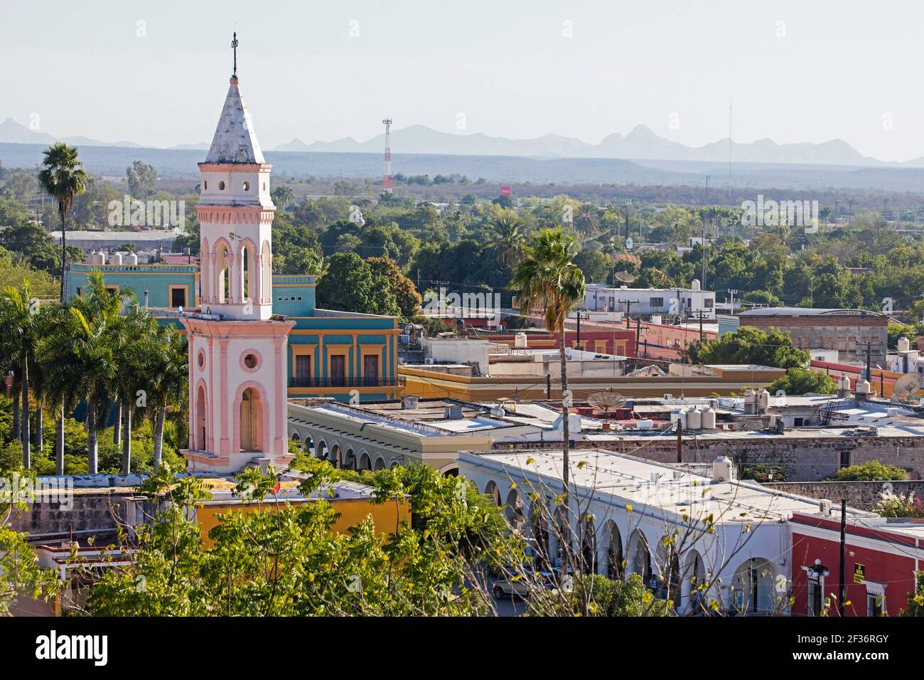 Blick über die Stadt El Fuerte und die Kirche des Heiligen Herzens Jesu / Iglesia del Sagrado Corazón de Jesús, Sinaloa, Mexiko Stockfoto