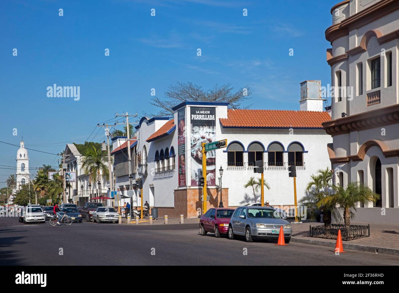 Hauptstraße und die Herz-Jesu-Kirche in der Küstenstadt Los Mochis, Ahome, Sinaloa, Mexiko Stockfoto