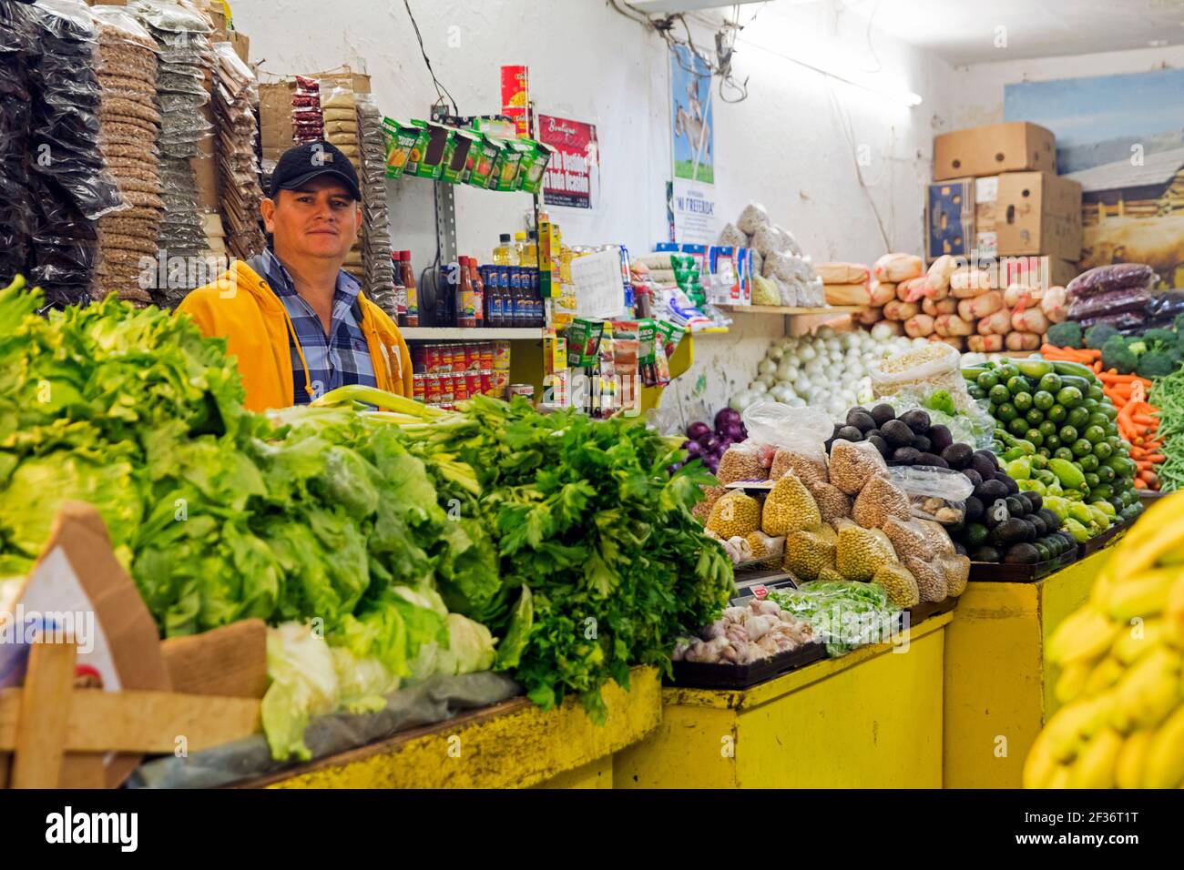 Mexikanischer Ladenbesitzer Verkauf von Gemüse und Lebensmitteln in Lebensmittelgeschäft in der Stadt Los Mochis, Ahome, Sinaloa, Mexiko Stockfoto