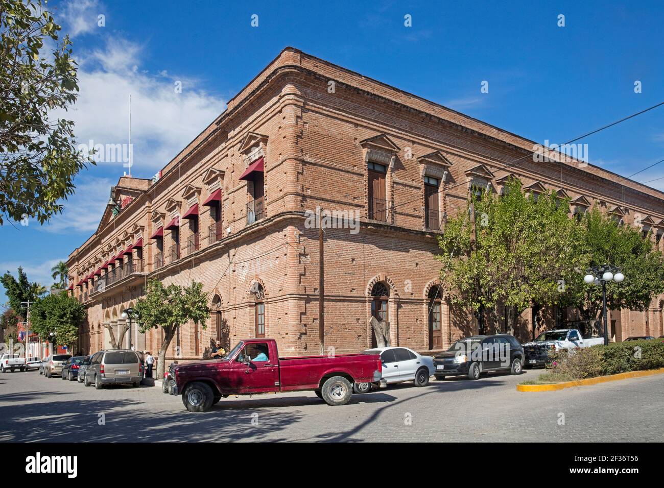 Palacio Municipal / ehemaliges Gemeindegebäude, heute Museum im Stadtzentrum von El Fuerte, Sinaloa, Mexiko Stockfoto