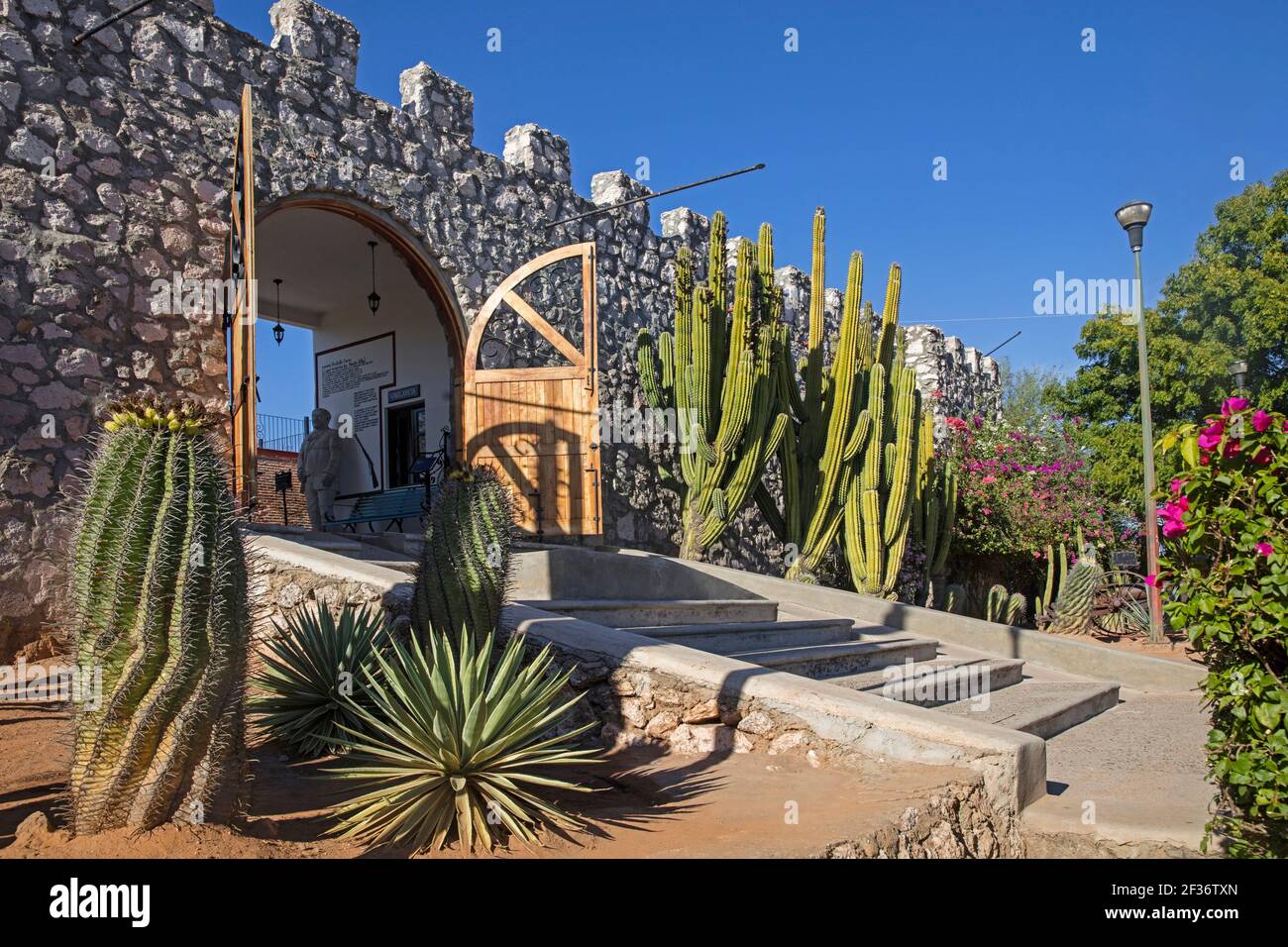 Eingang zum Museo Fuerte Mirador, Museum in der alten spanischen Festung aus dem 17th. Jahrhundert der Stadt El Fuerte, Sinaloa, Mexiko Stockfoto