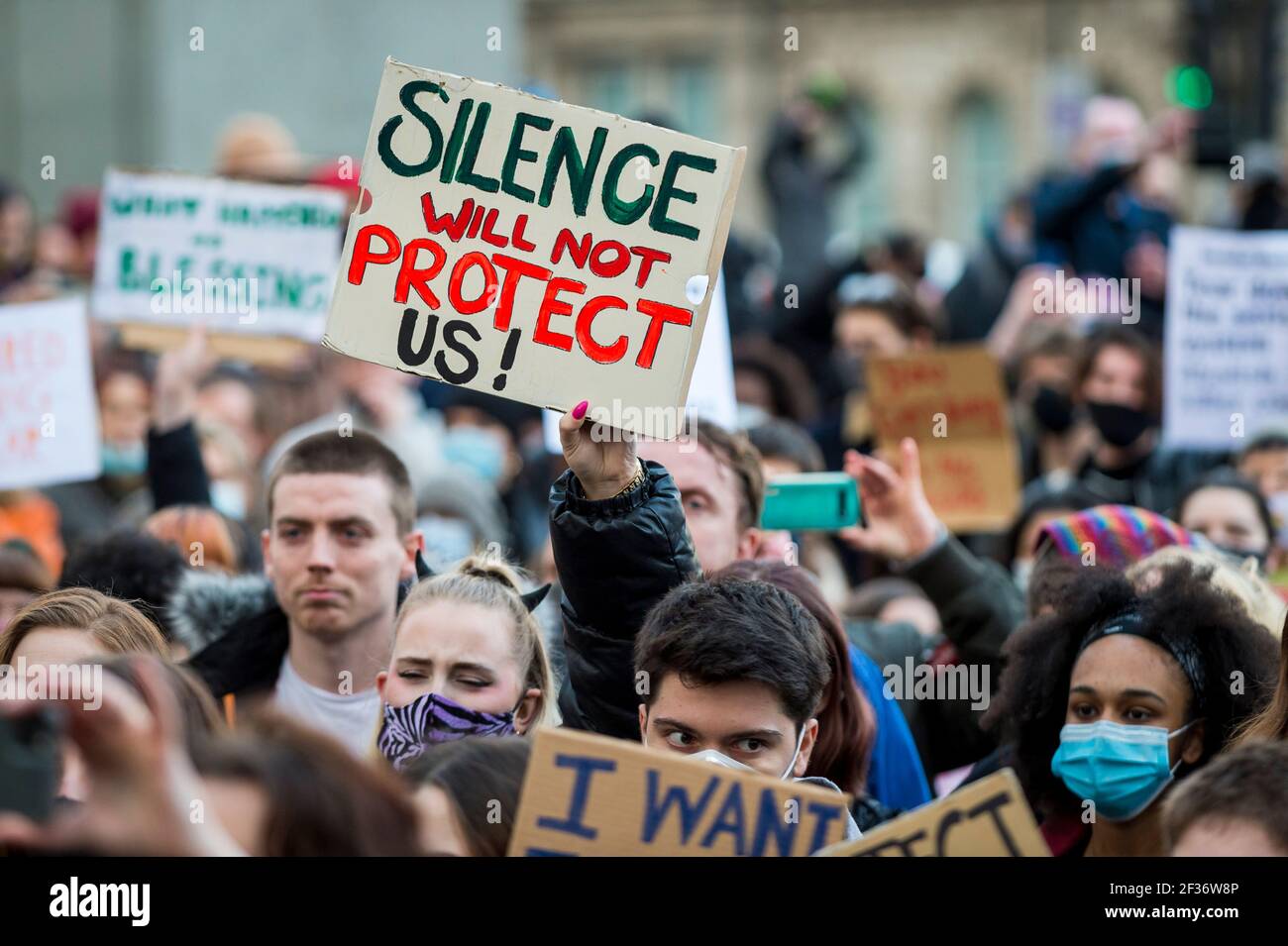 London, Großbritannien. 15. März 2021. Menschen nehmen an einem Protest zum „Ende der Gewalt gegen Frauen“ auf dem Parliament Square Teil, als Reaktion auf angeblich schwerhändige Polizeitaktiken bei der Mahnwache am 13. März, die in Erinnerung an Sarah Everard war. Ein Beamter der Met-Beamtin wurde wegen ihres Mordes angeklagt. Darüber hinaus protestieren sie gegen die Verabschiedung des Gesetzes über Polizei, Verbrechen, Verurteilung und Gerichte, weil sie befürchten, dass dies das Recht auf Protest einschränkt. Kredit: Stephen Chung / Alamy Live Nachrichten Stockfoto