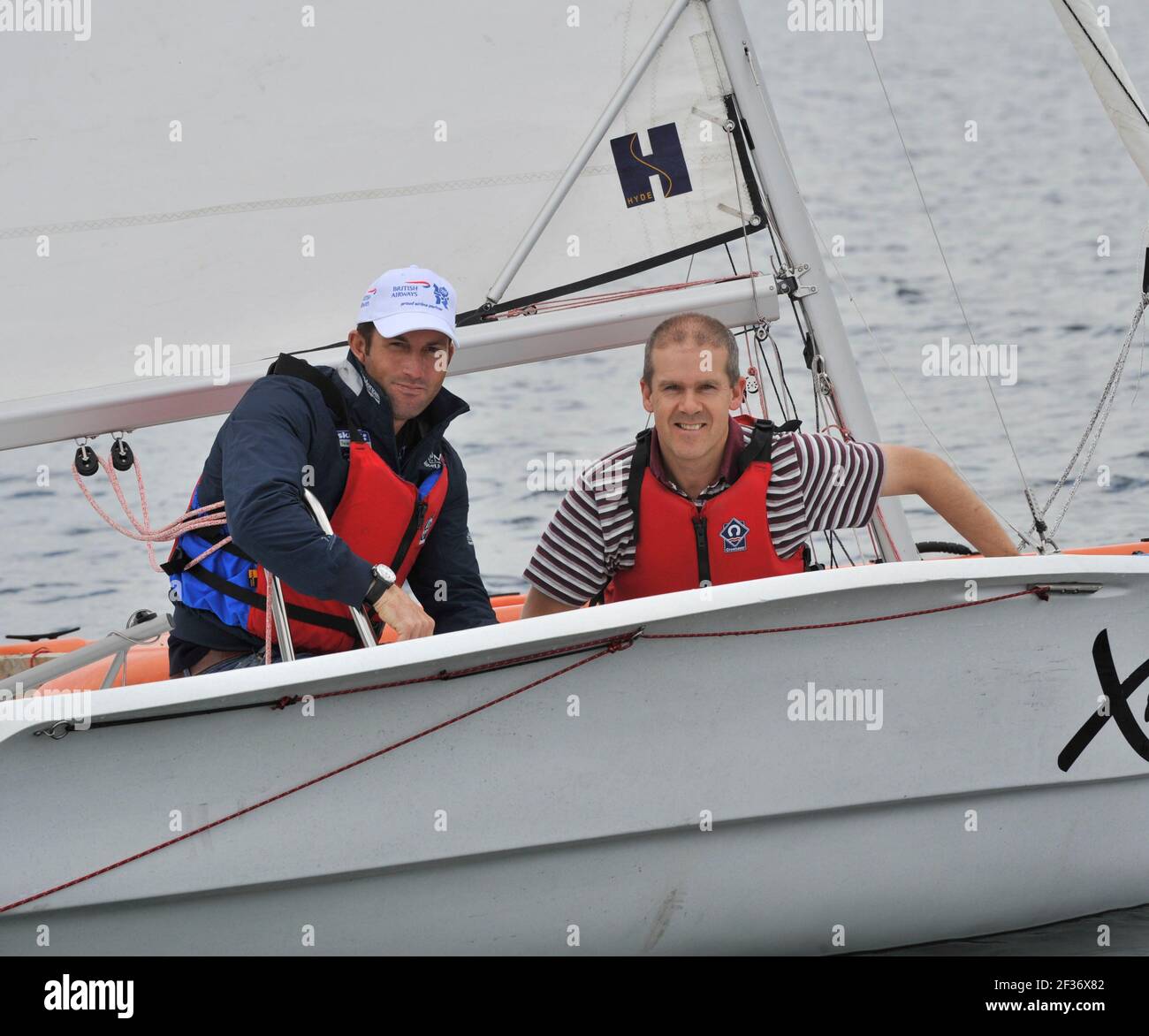 BEN AINSLIE GIVEING GLEN MOORE EINE SEGELSTUNDE.. 30/6/2011. BILD DAVID ASHDOWN Stockfoto
