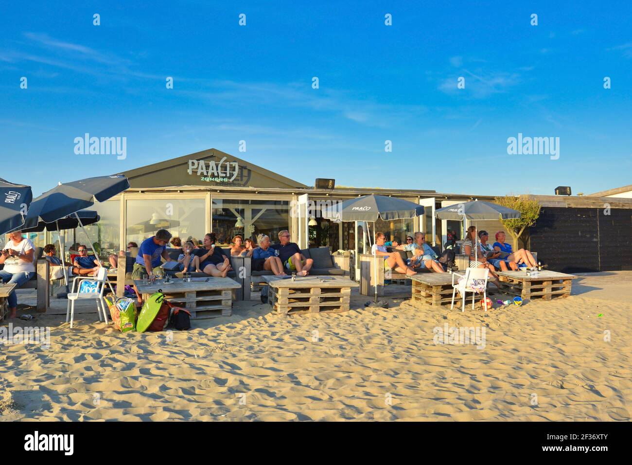 Texel, Niederlande - August 2019: Touristen entspannen im Strandrestaurant "Paal 17" auf der Insel Texel in Nord-Niederlande Stockfoto