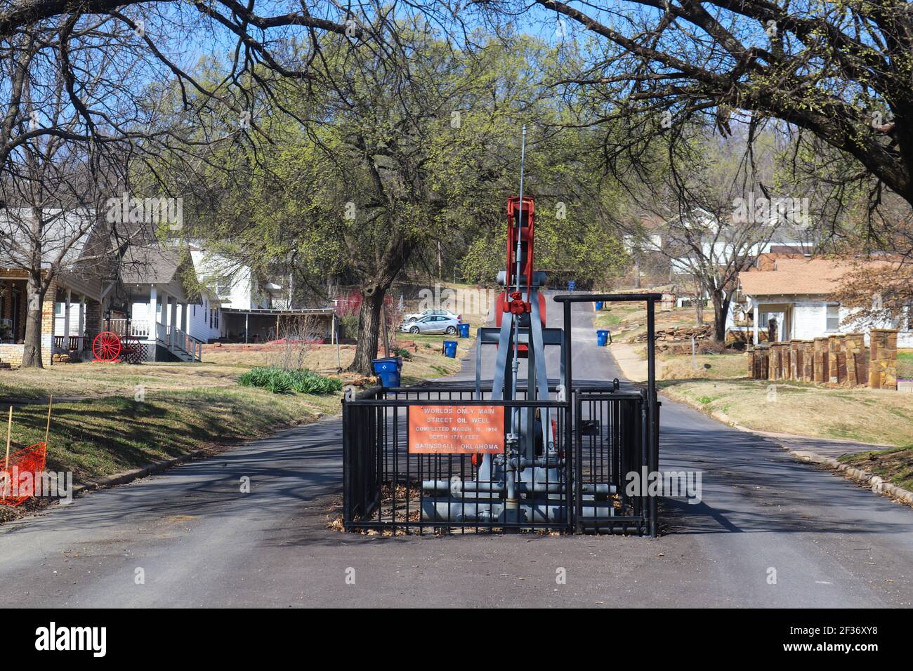 Barnsdall Oklahoma USA 3 22 2018 die einzige Hauptstraße der Welt Ölbrunnen - Pumpenheber in der Mitte der Straße von Kleine Stadt Stockfoto