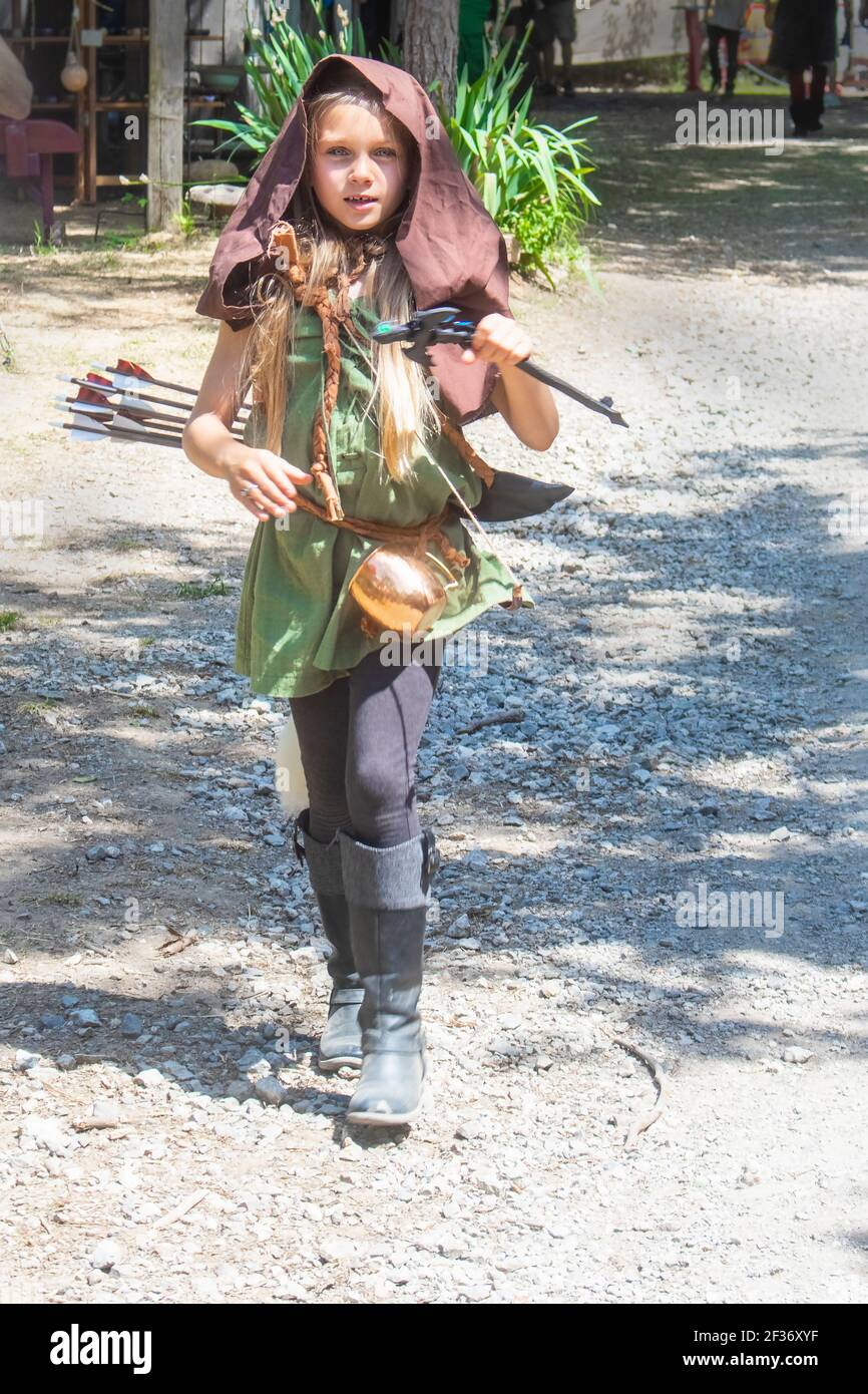 5 13 2018 Muskogee OK USA Junges Mädchen gekleidet als Katniss in den Hungerspielen mit Pfeil und Bogen Oklahoma Renassiance Festival in Stockfoto